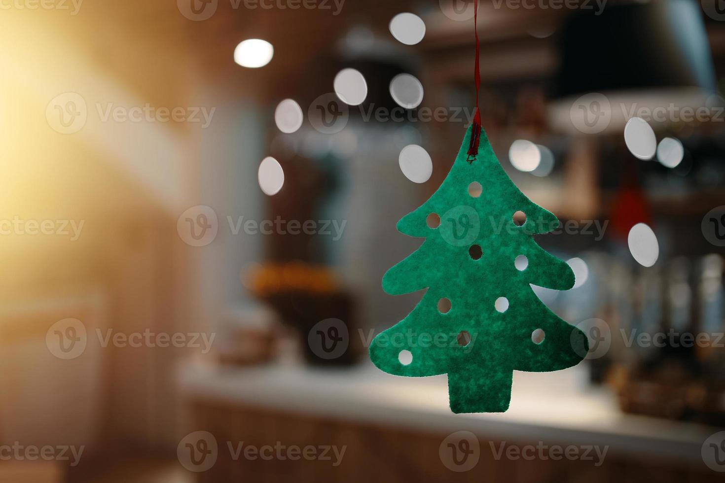 arbre de feutre vert de noël avec des cercles sculptés. photo