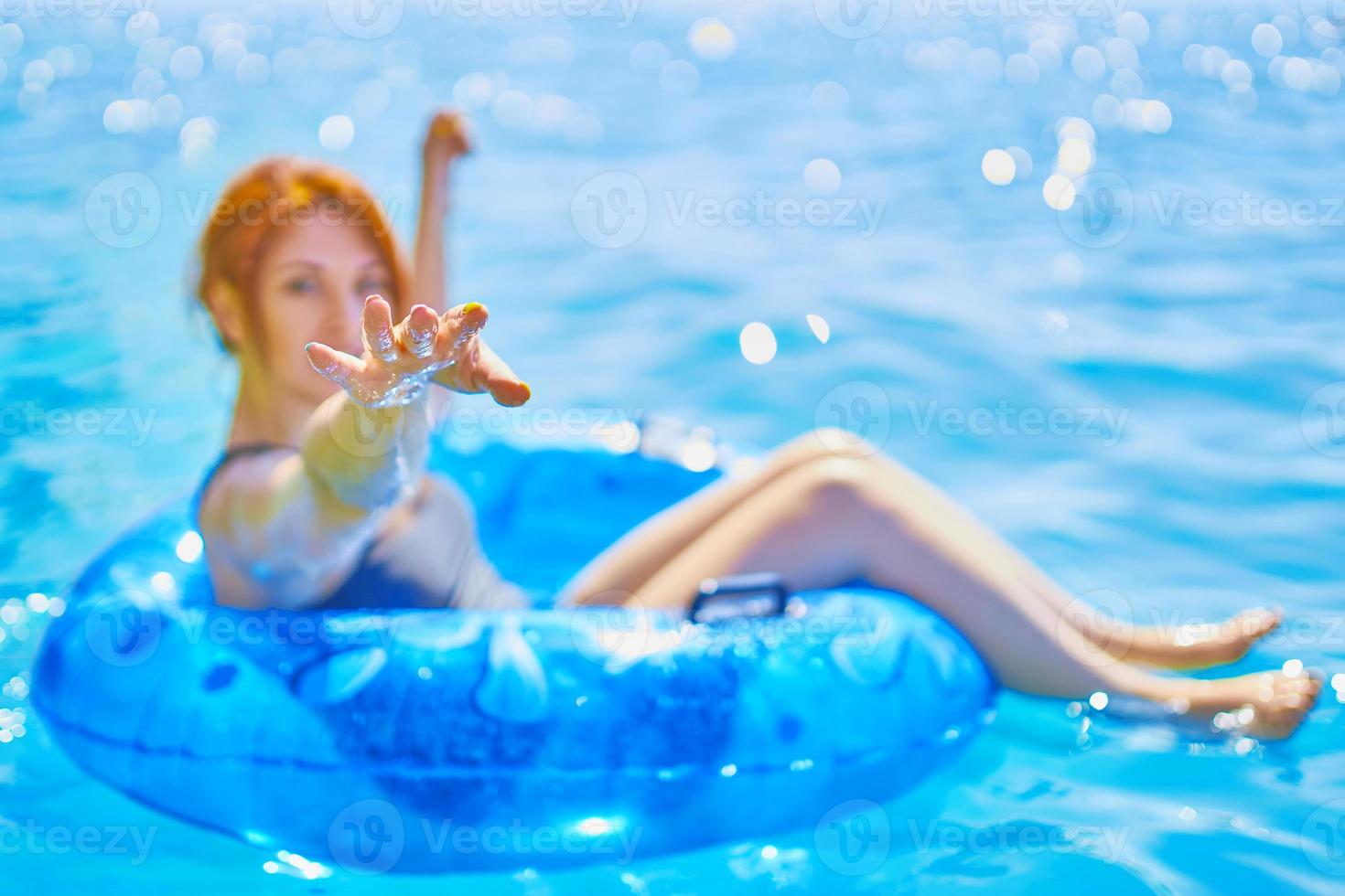 fille rousse atteint pour la caméra. photo