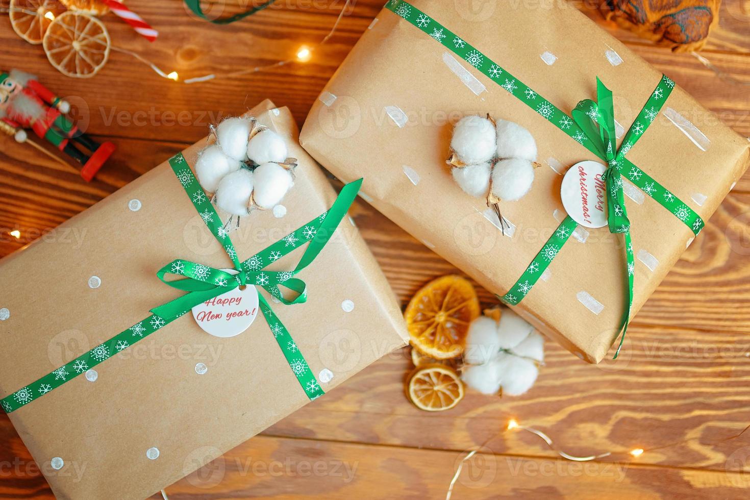 coffret cadeau sur table en bois. photo