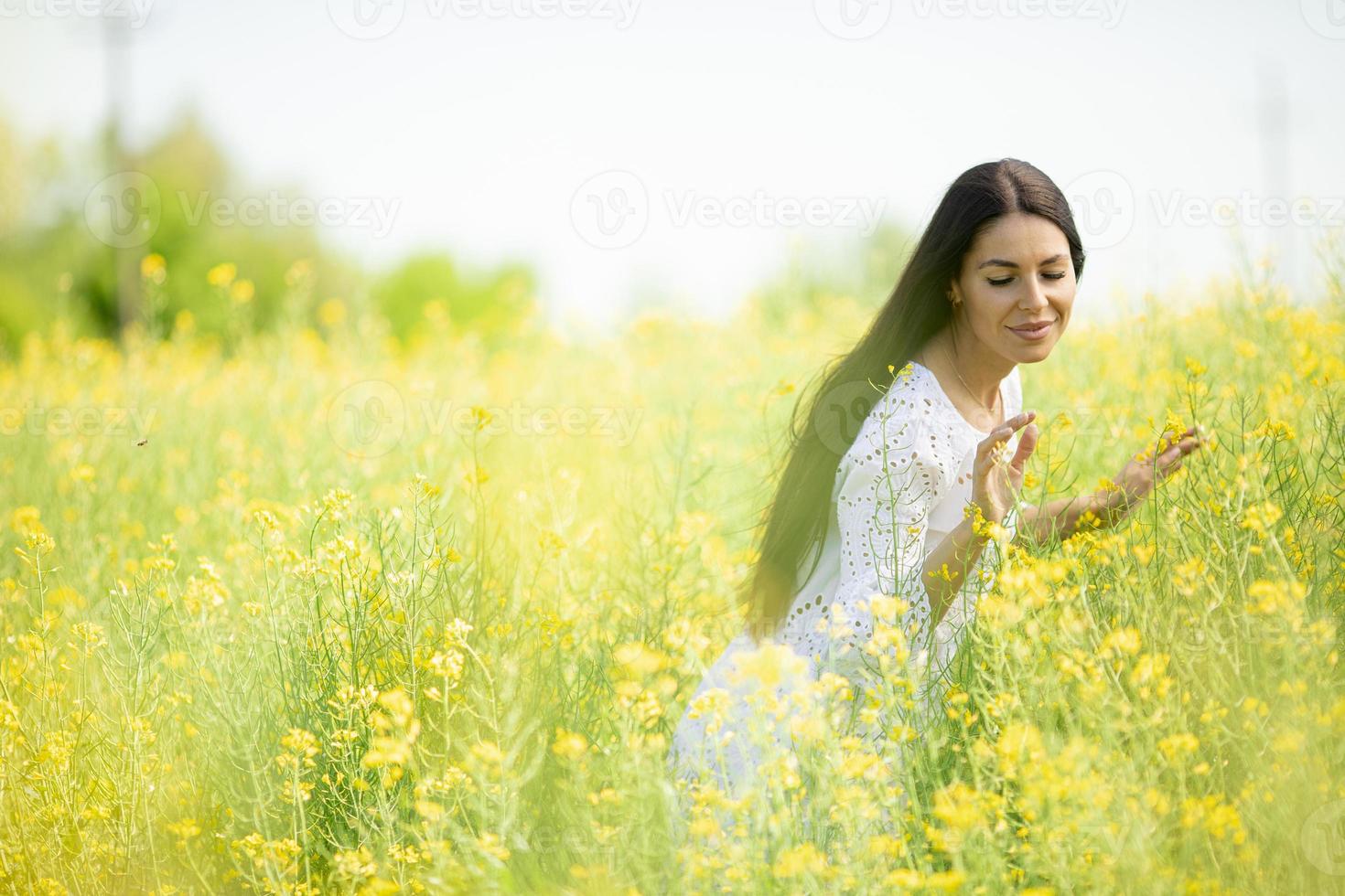 jeune femme dans le champ de colza photo