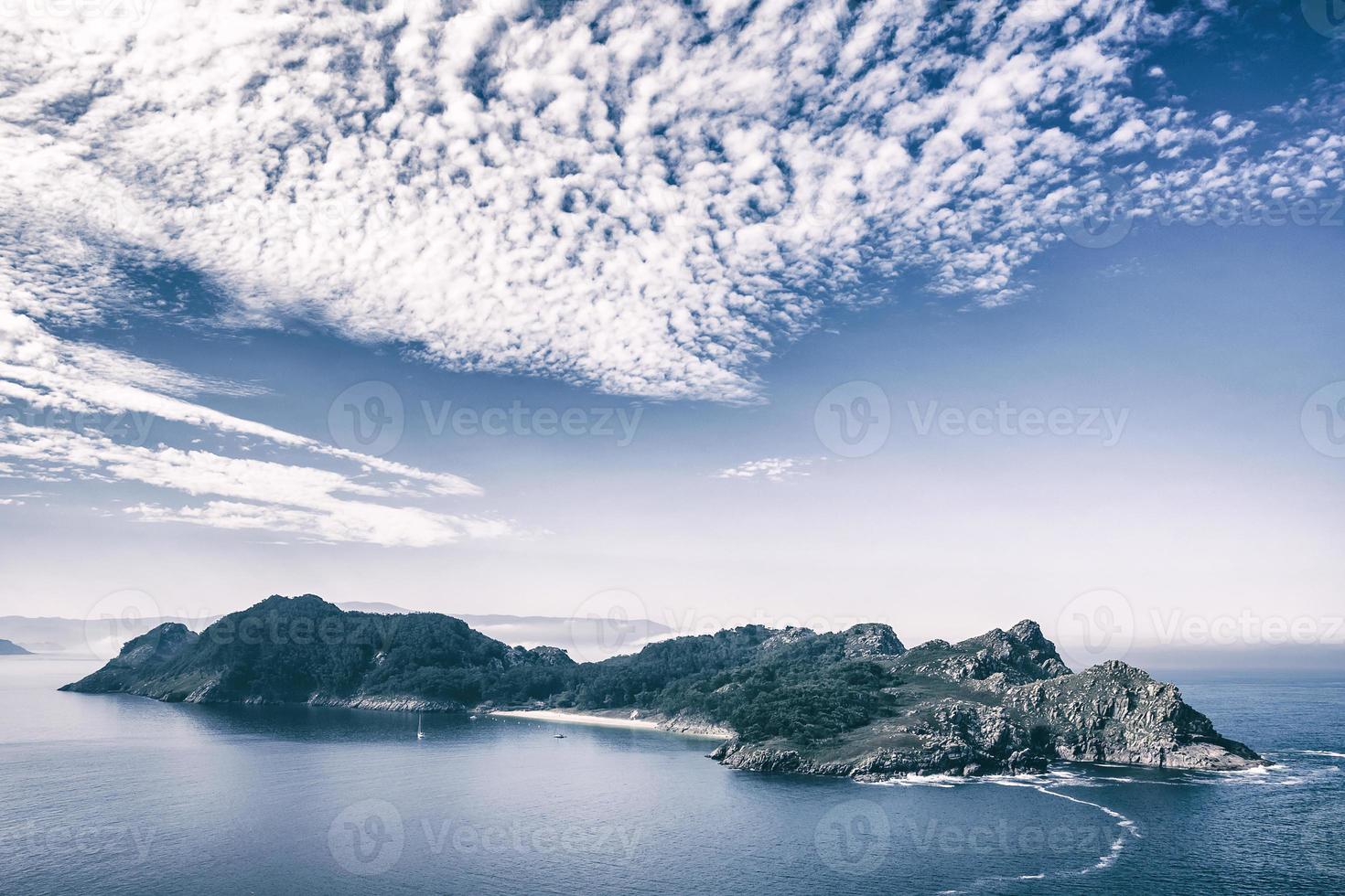 île vierge au milieu de l'océan photo