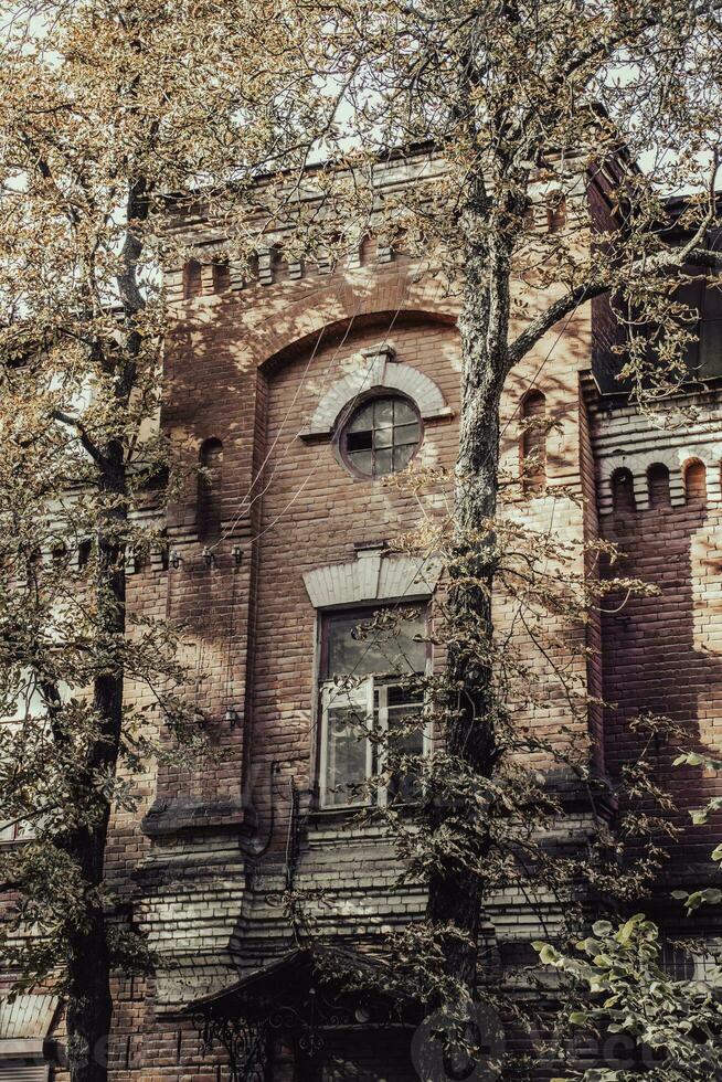 vieux ancien brique bâtiment dans l'automne paysage urbain concept photo