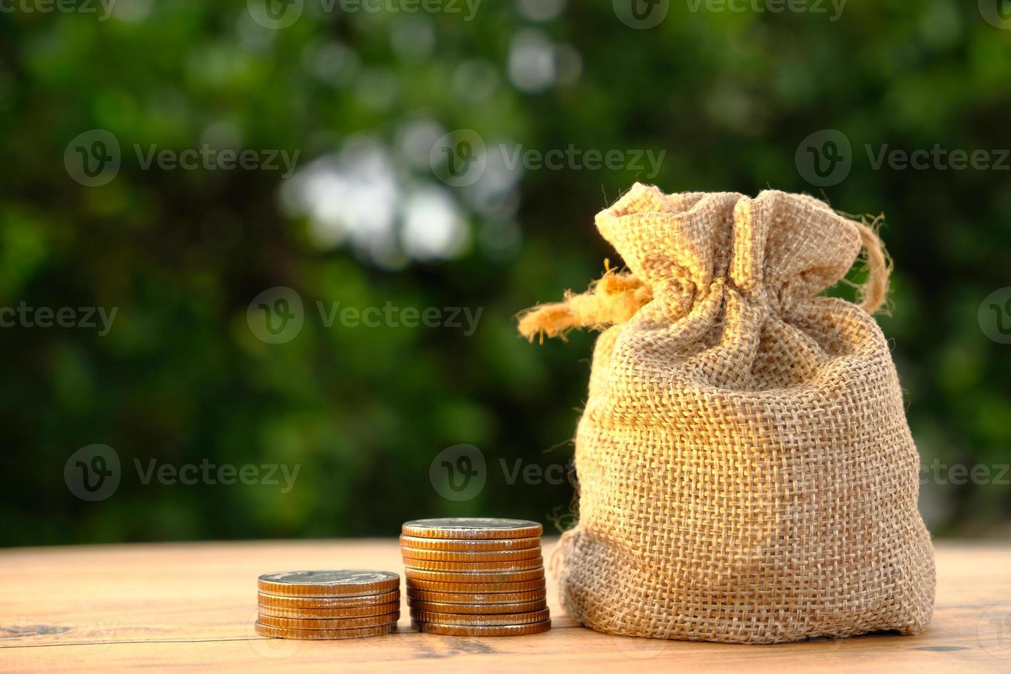 pièces de monnaie sur fond de table et économie d'argent et concept de croissance des affaires, concept de financement et d'investissement, investissez-le pour le faire croître encore plus, argent de croissance de la rentabilité de l'investissement professionnel photo