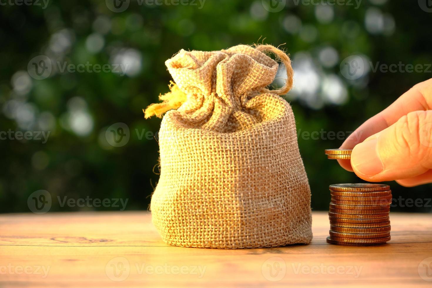 pièces de monnaie sur fond de table et économie d'argent et concept de croissance des affaires, concept de financement et d'investissement, investissez-le pour le faire croître encore plus, argent de croissance de la rentabilité de l'investissement professionnel photo