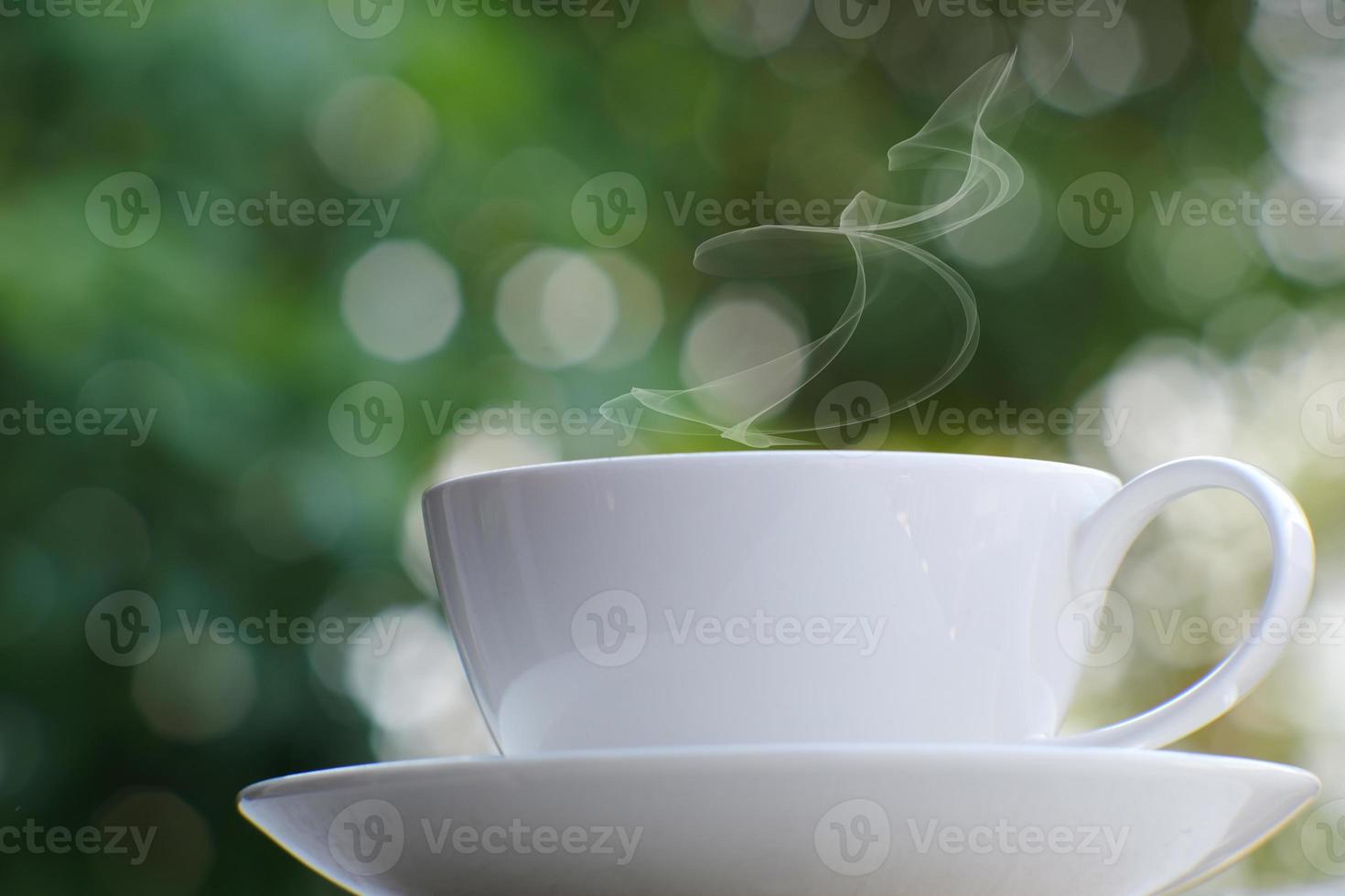 tasse à café sur fond de table et café le matin photo