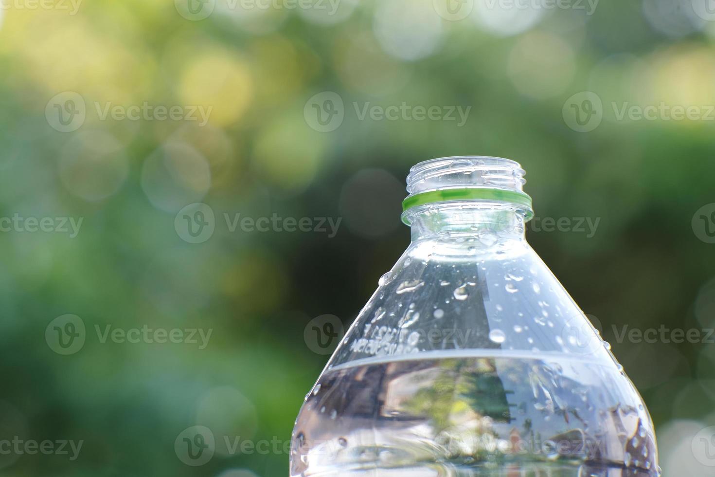 eau potable sur table en bois et espace pour le texte photo