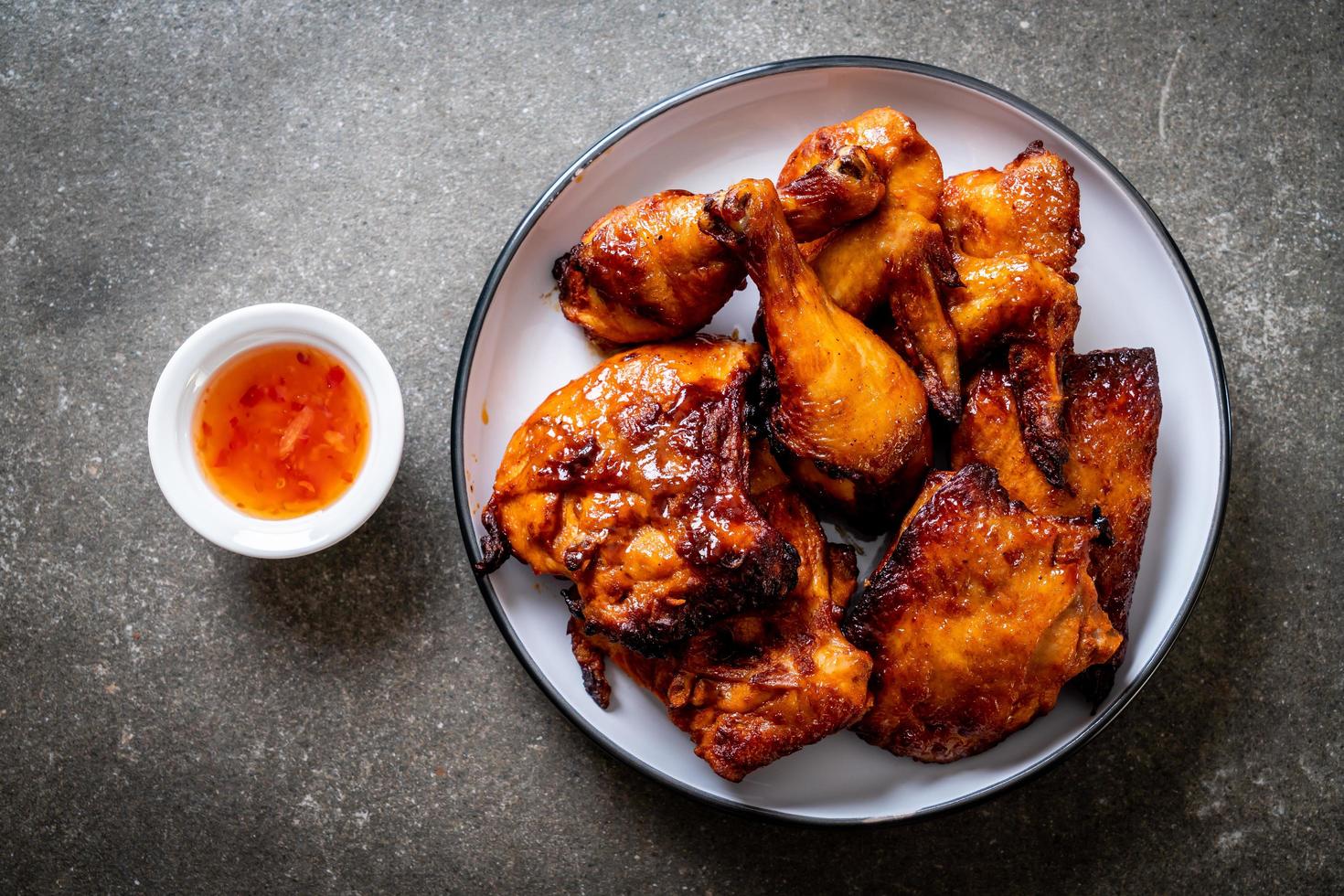 poulet grillé et barbecue sur une table photo