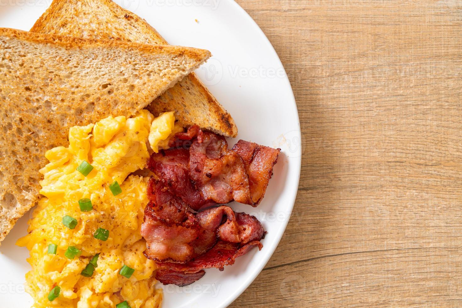 oeuf brouillé avec pain grillé et bacon pour le petit déjeuner photo