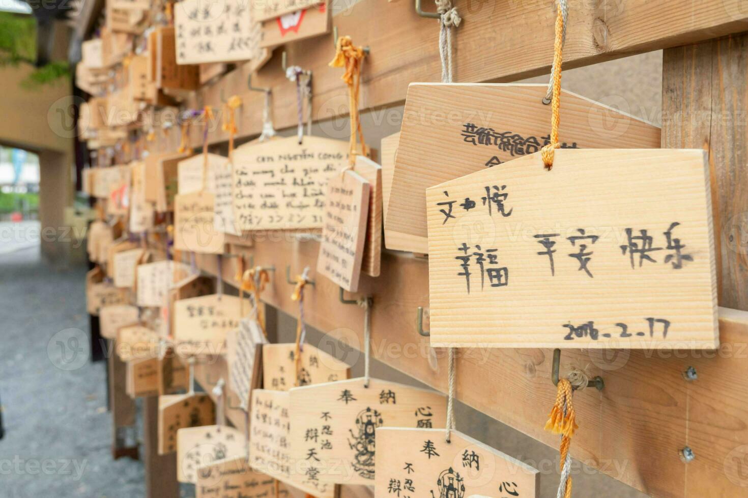 blanc papier attacher nœud dans tokyo et Kyoto Japon tombeau temple tourisme souhait et prier pour chance, symbole de Foi et fortune spirituel Asie bouddhisme culture tradition espérer pour bien chance futur destin photo