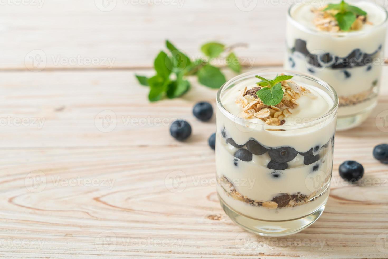 myrtilles fraîches et yaourt avec granola - style alimentaire sain photo