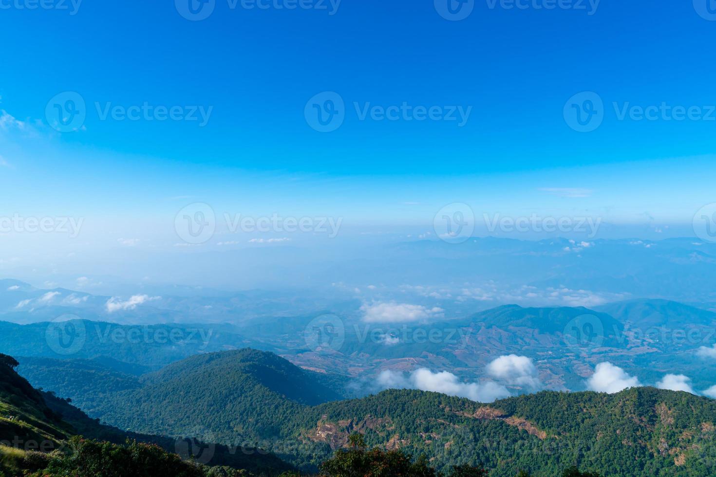 belle couche de montagne avec nuages et ciel bleu à kew mae pan nature trail à chiang mai, thaïlande photo