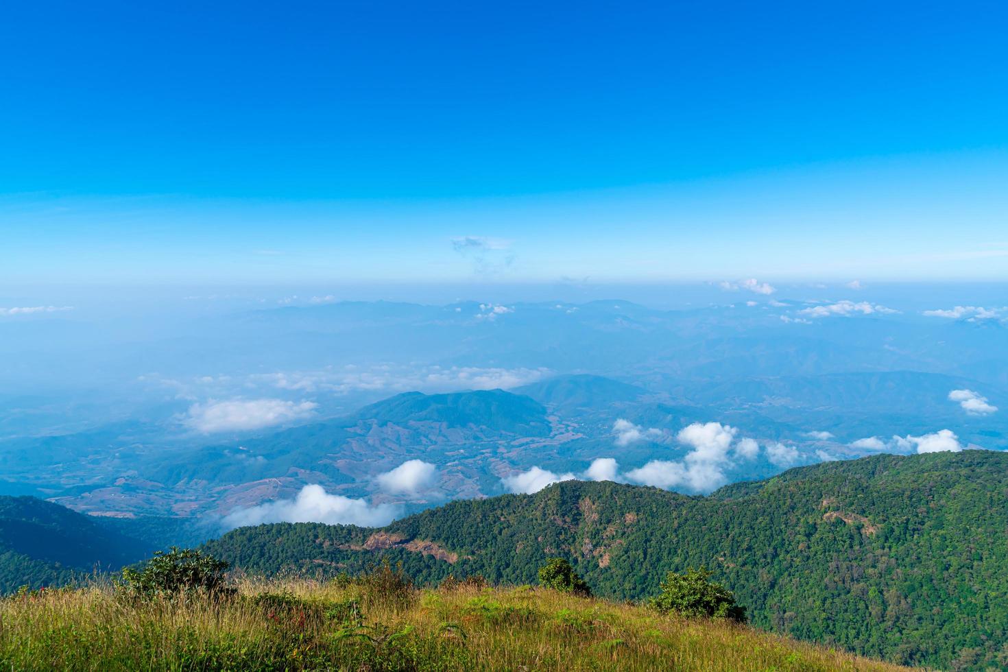 belle couche de montagne avec nuages et ciel bleu à kew mae pan nature trail à chiang mai, thaïlande photo