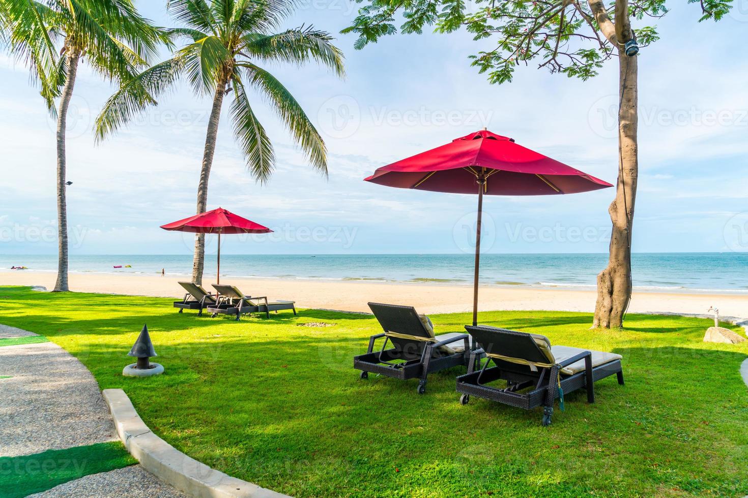 Parapluie et chaises avec vue sur la mer dans l'hôtel resort pour le concept de voyage de vacances de vacances photo