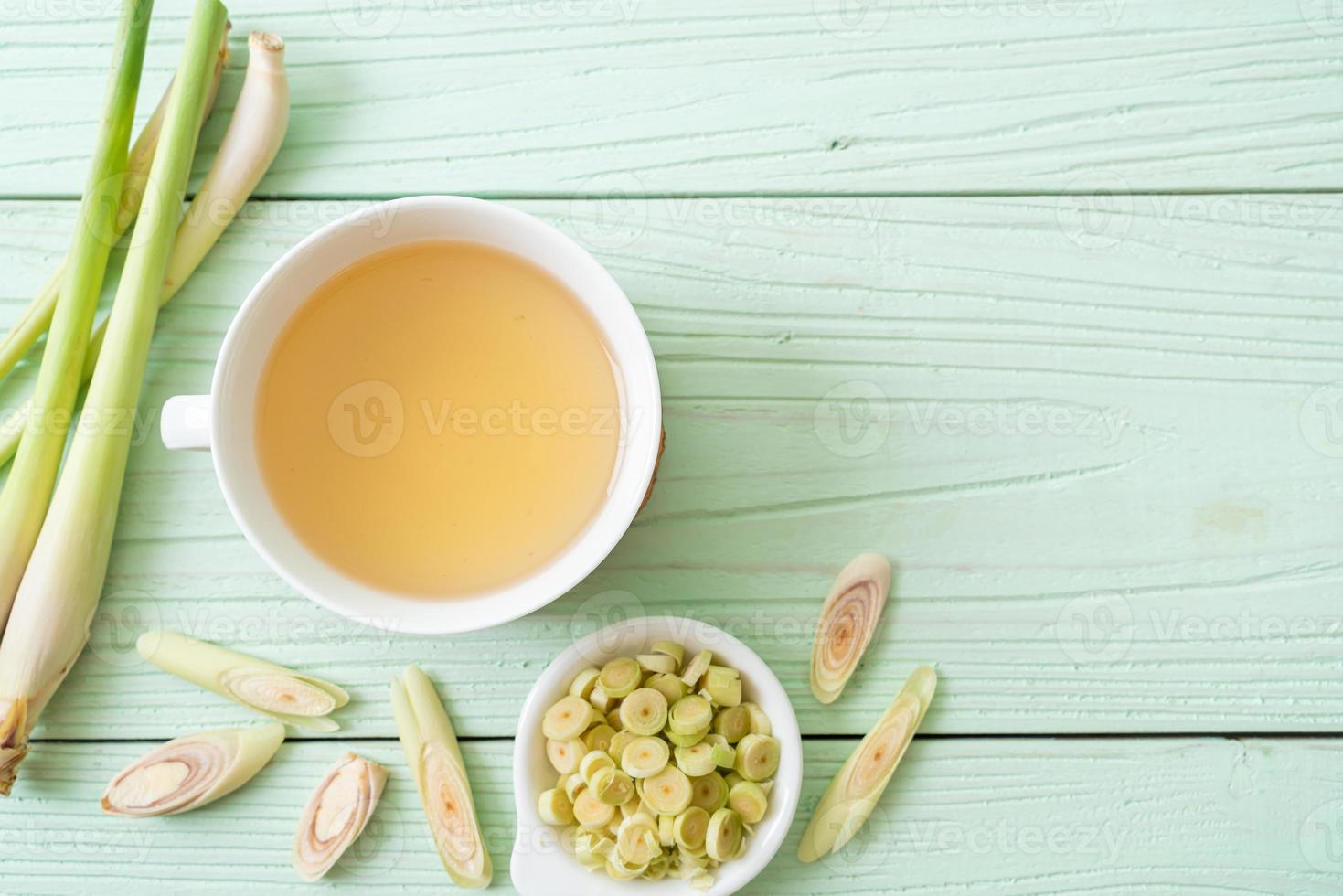 tasse de jus de citronnelle chaud photo