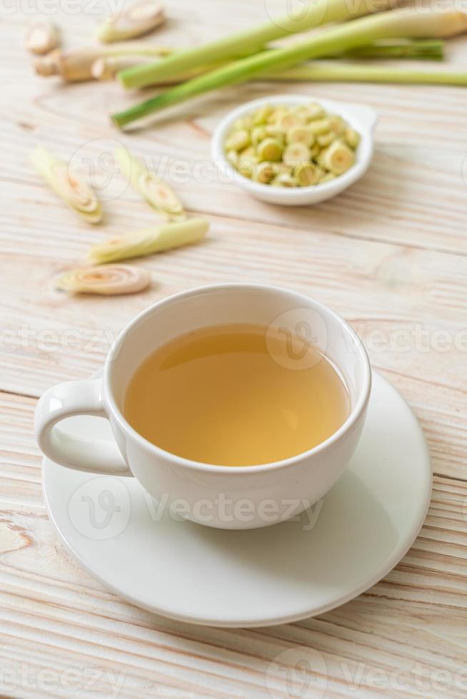 tasse de jus de citronnelle chaud photo