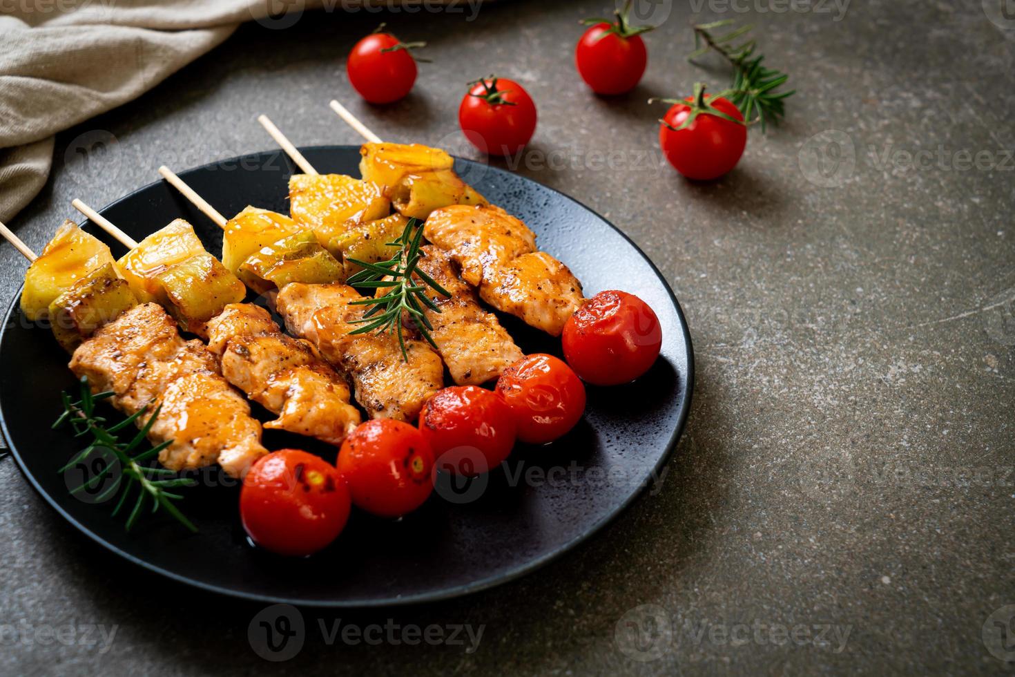brochette de barbecue de poulet grillé sur plaque photo