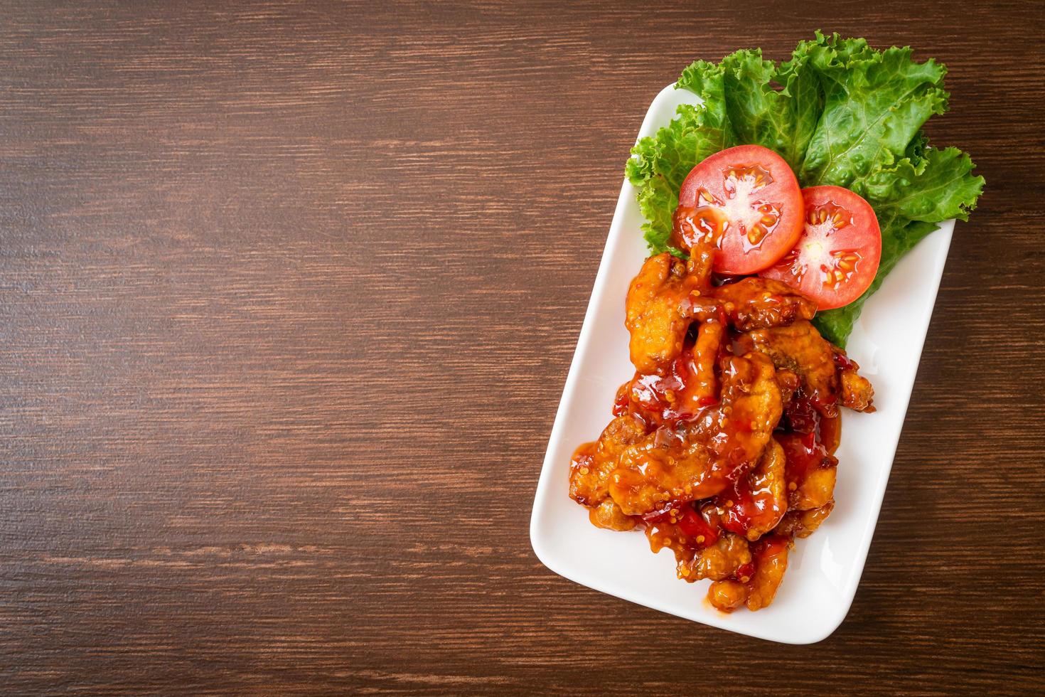 poisson frit garni de 3 saveurs, sauce chili aigre-douce et épicée photo