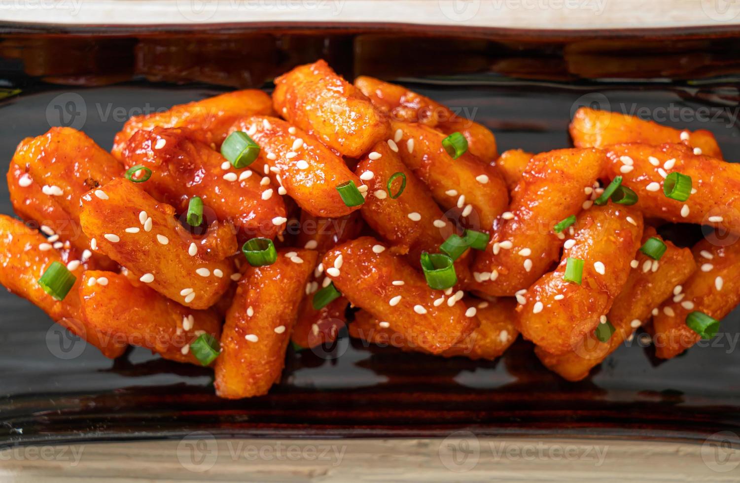 gâteau de riz coréen frit, ou tteokbokki, brochette avec sauce épicée - style coréen photo