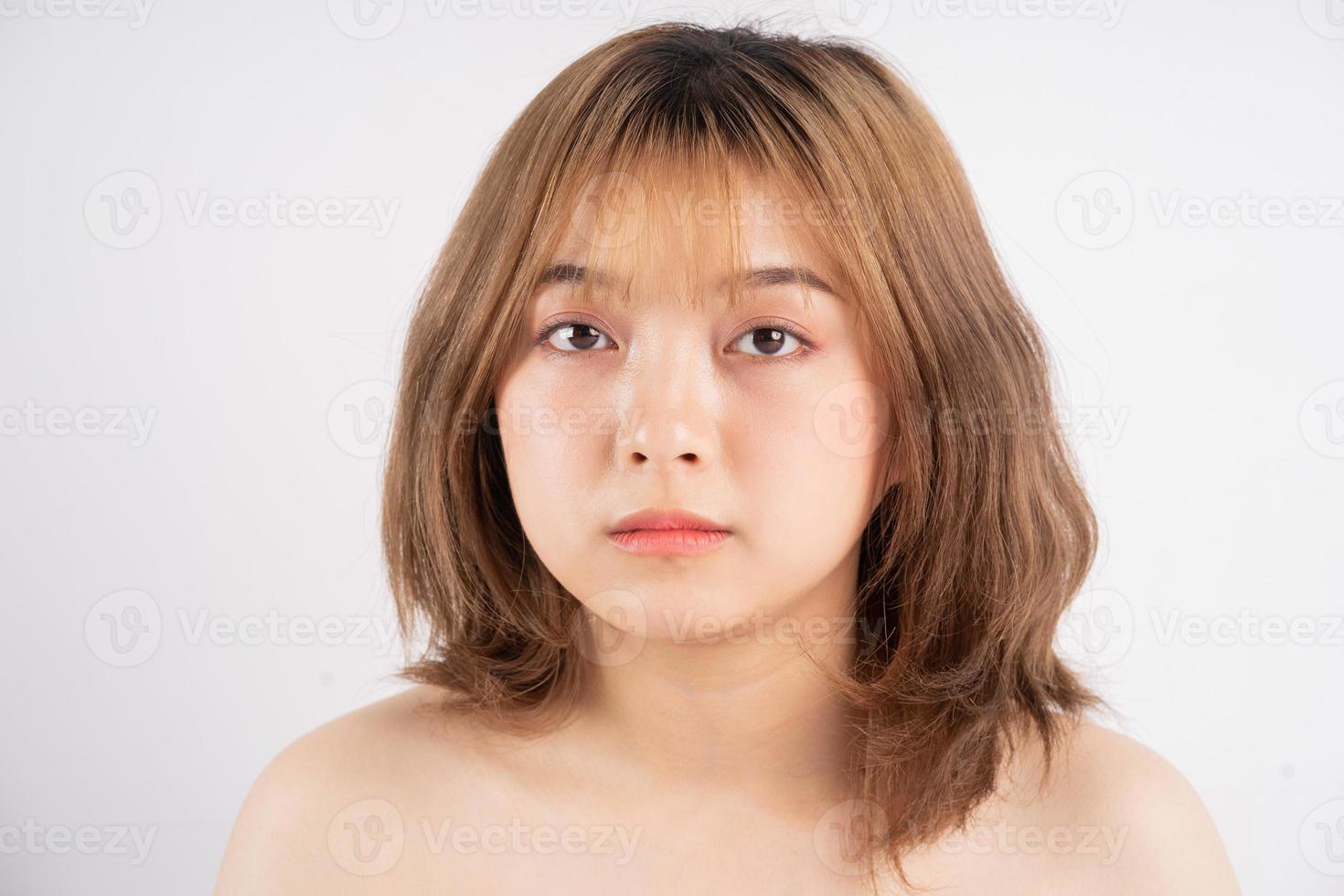 belle femme à la peau fraîche souriante sur fond photo