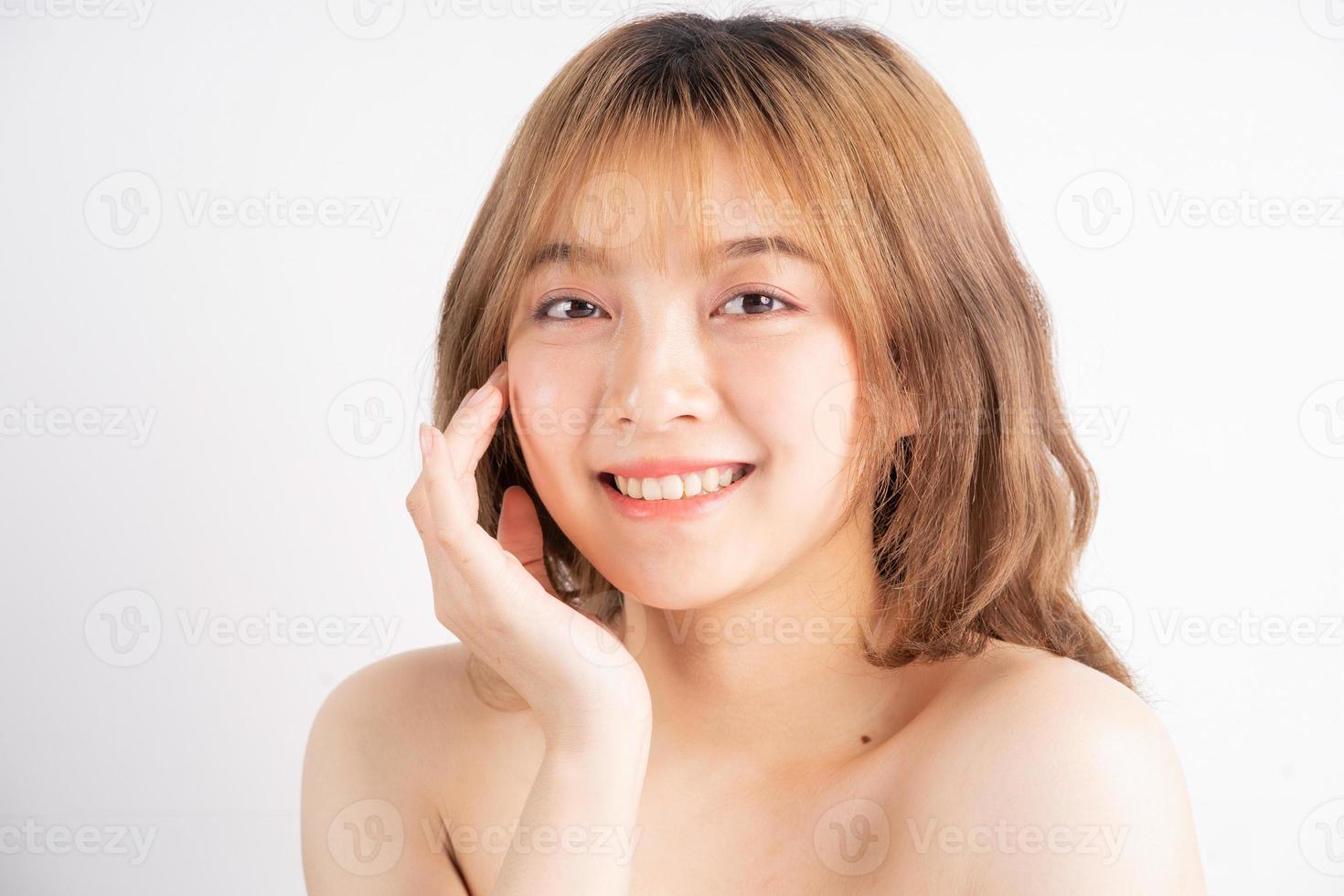 belle femme à la peau fraîche souriante sur fond photo