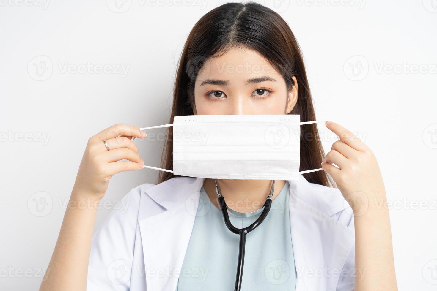 femme médecin demandant de porter un masque correctement photo