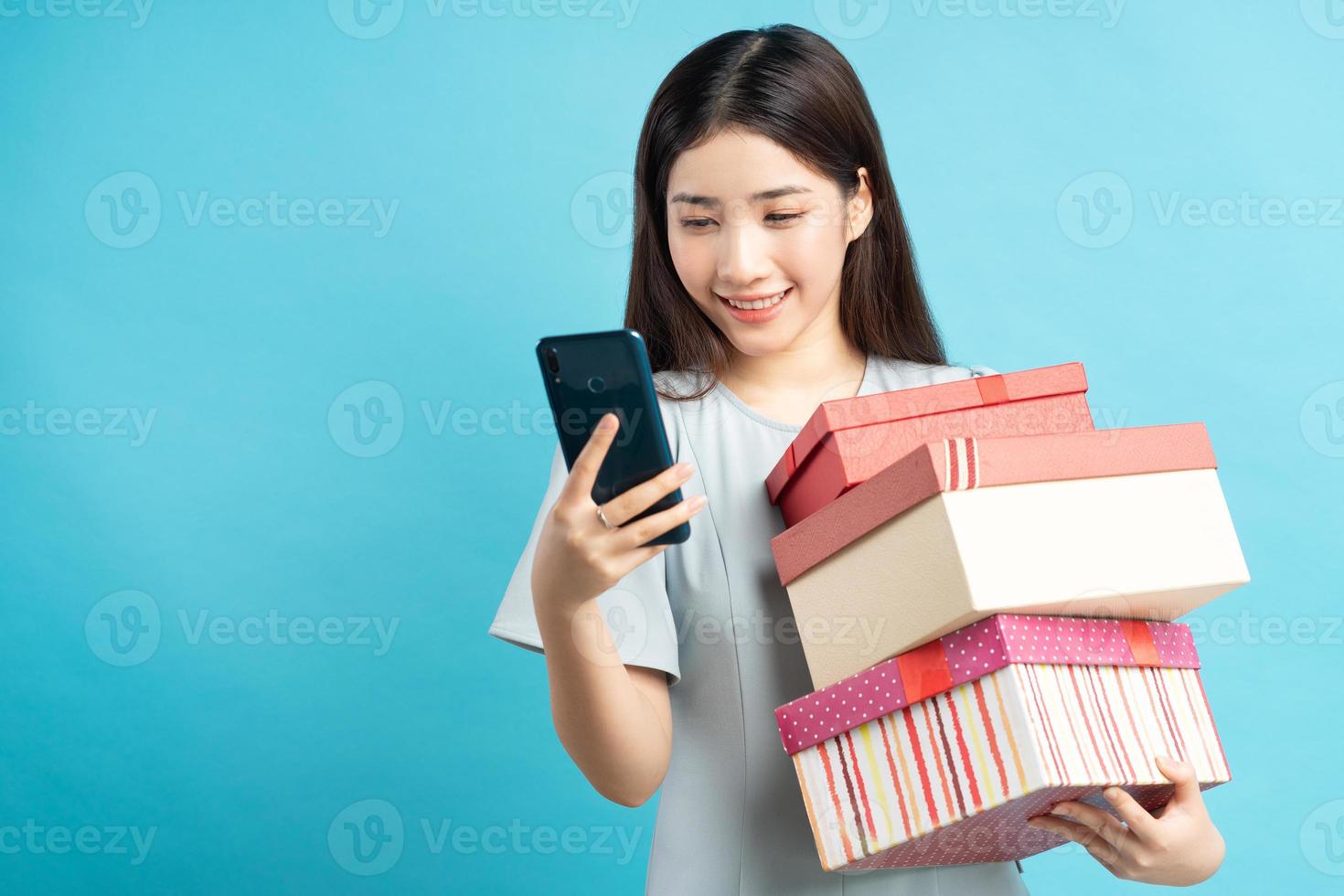 femme asiatique tenant une boîte-cadeau photo