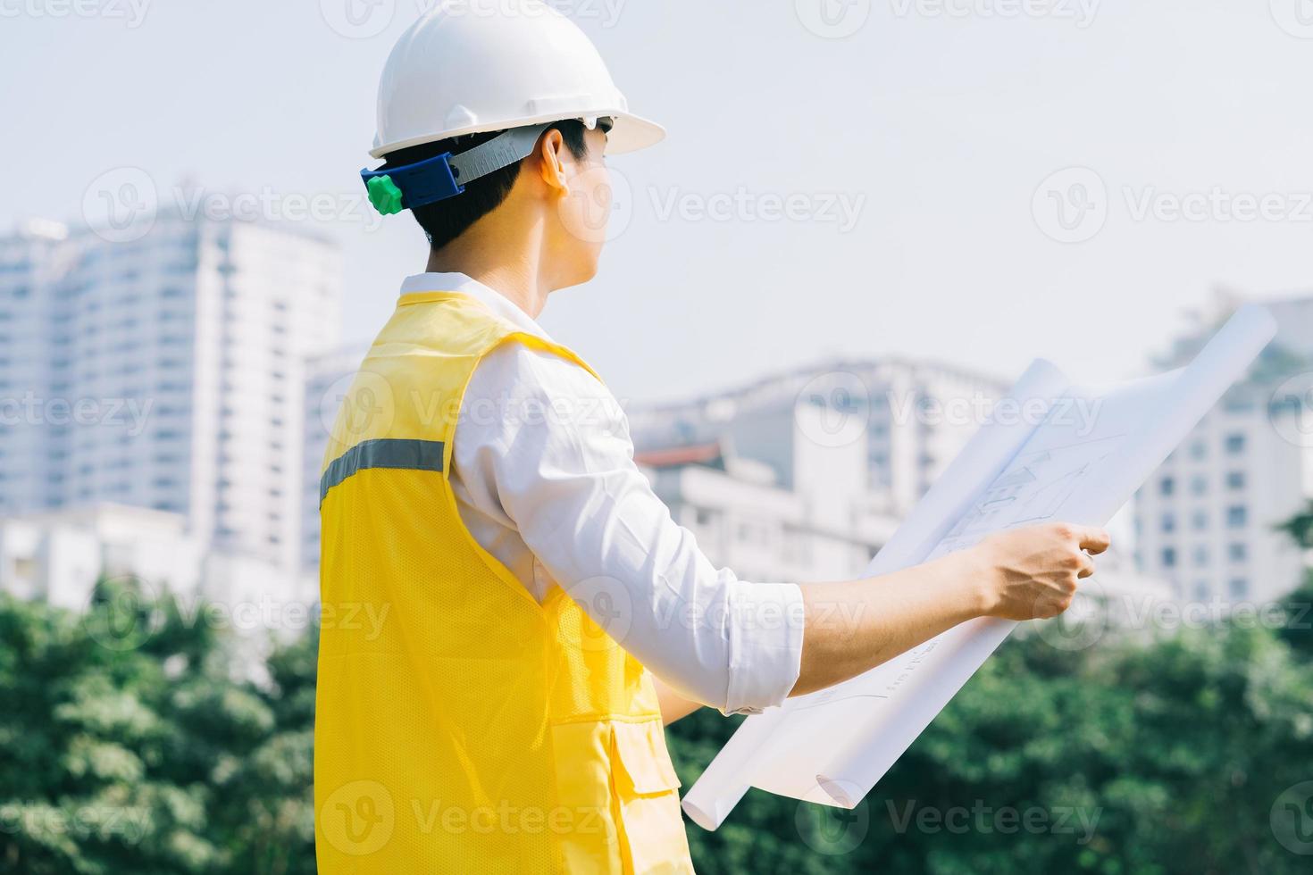 ingénieur en construction asiatique sur le chantier photo