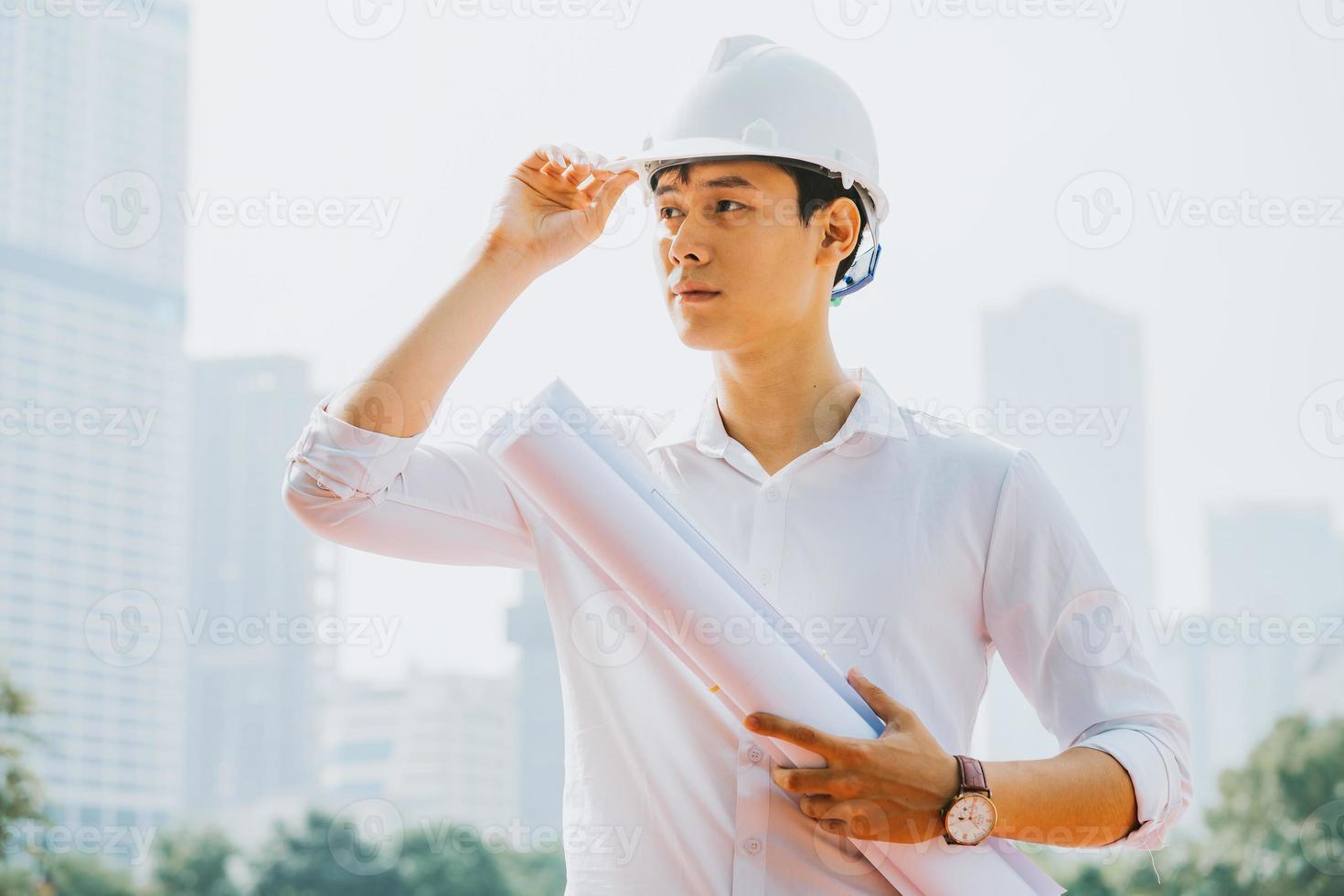 ingénieur en construction asiatique sur le chantier photo