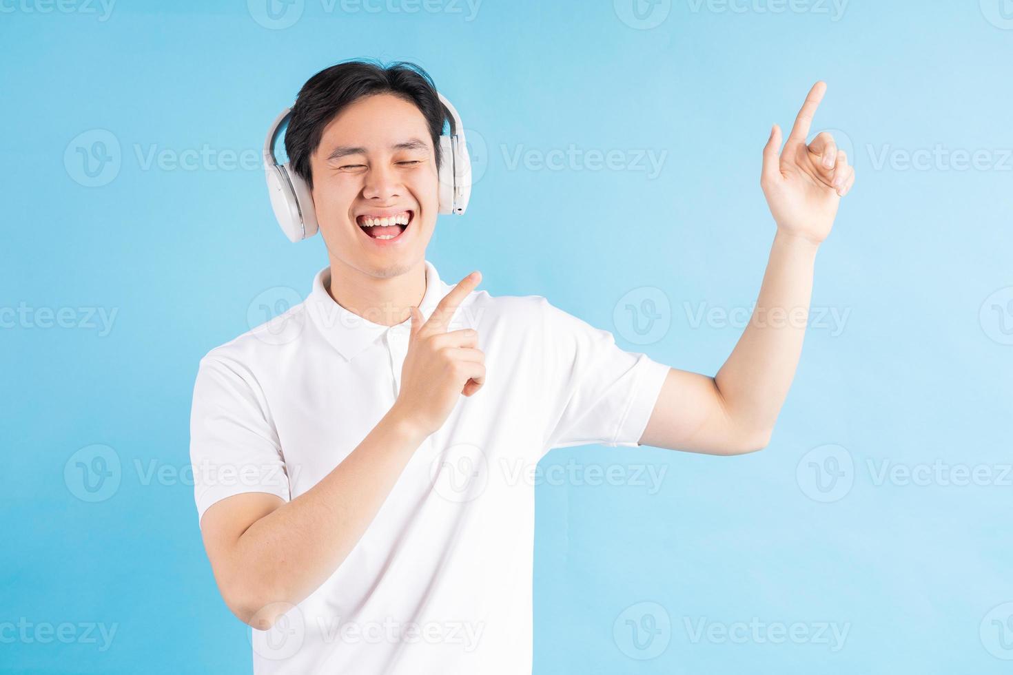 homme asiatique écoutant de la musique photo