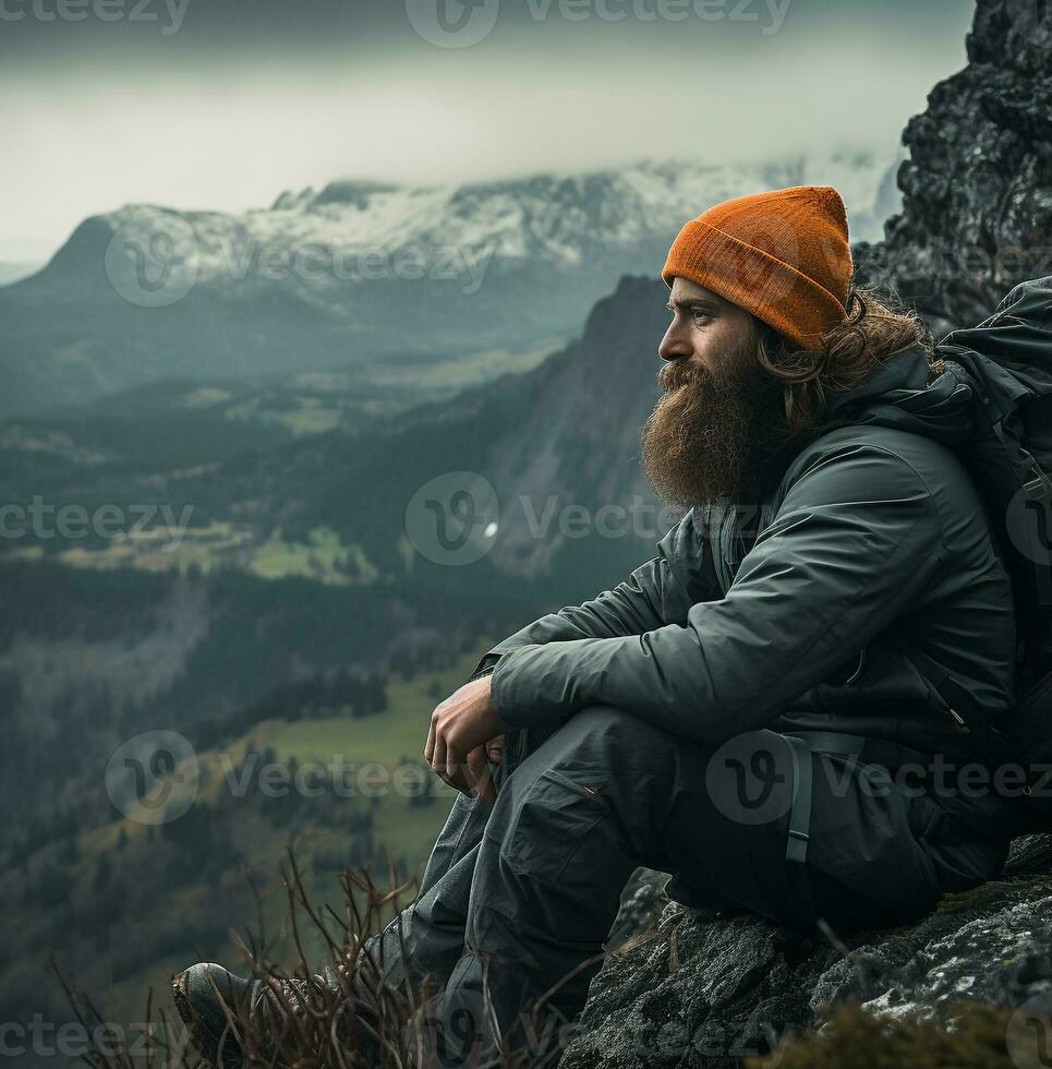 une Montagne homme regards en dehors plus de une vallée Stock vidéo, esprit d'aventure Voyage Stock images, Voyage Stock Photos esprit d'aventure