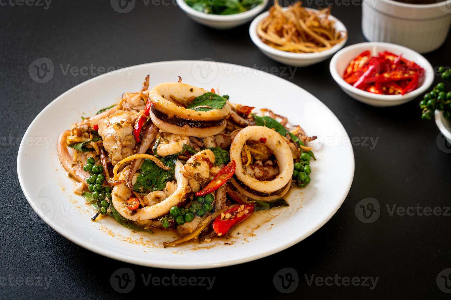 basilic sacré sauté avec poulpe ou calmar et herbes - style cuisine asiatique photo