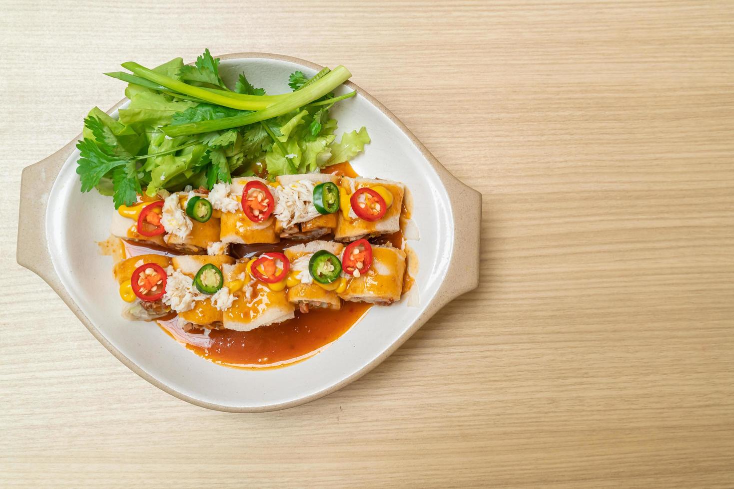 rouleaux de printemps frais au crabe et sauce et légumes - style alimentaire sain photo