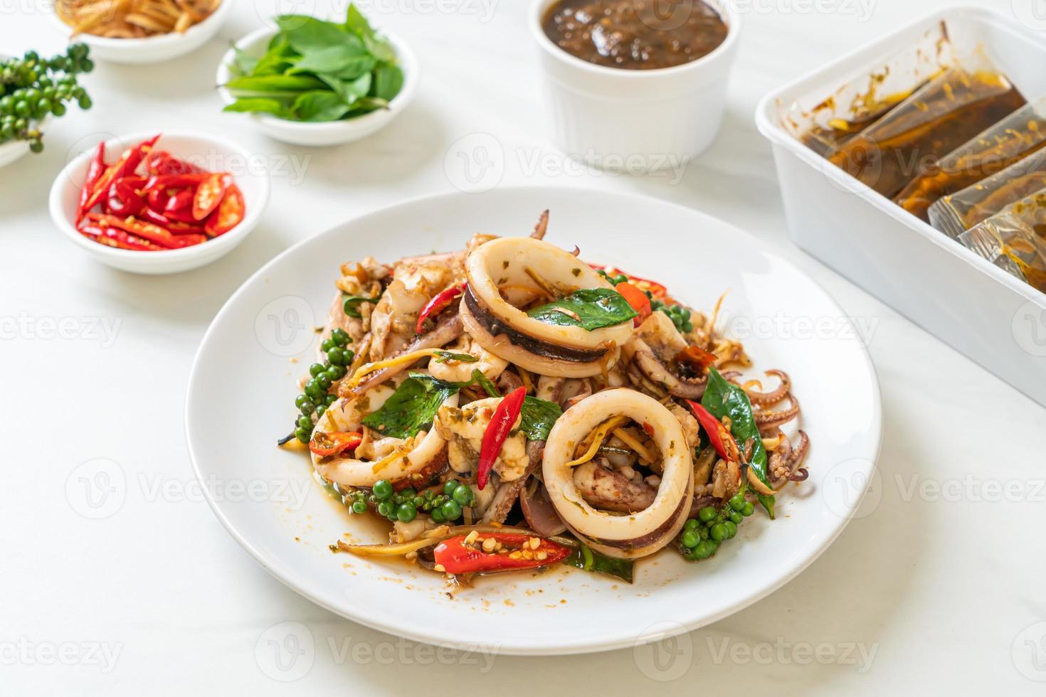 basilic sacré sauté avec poulpe ou calmar et herbes - style cuisine asiatique photo