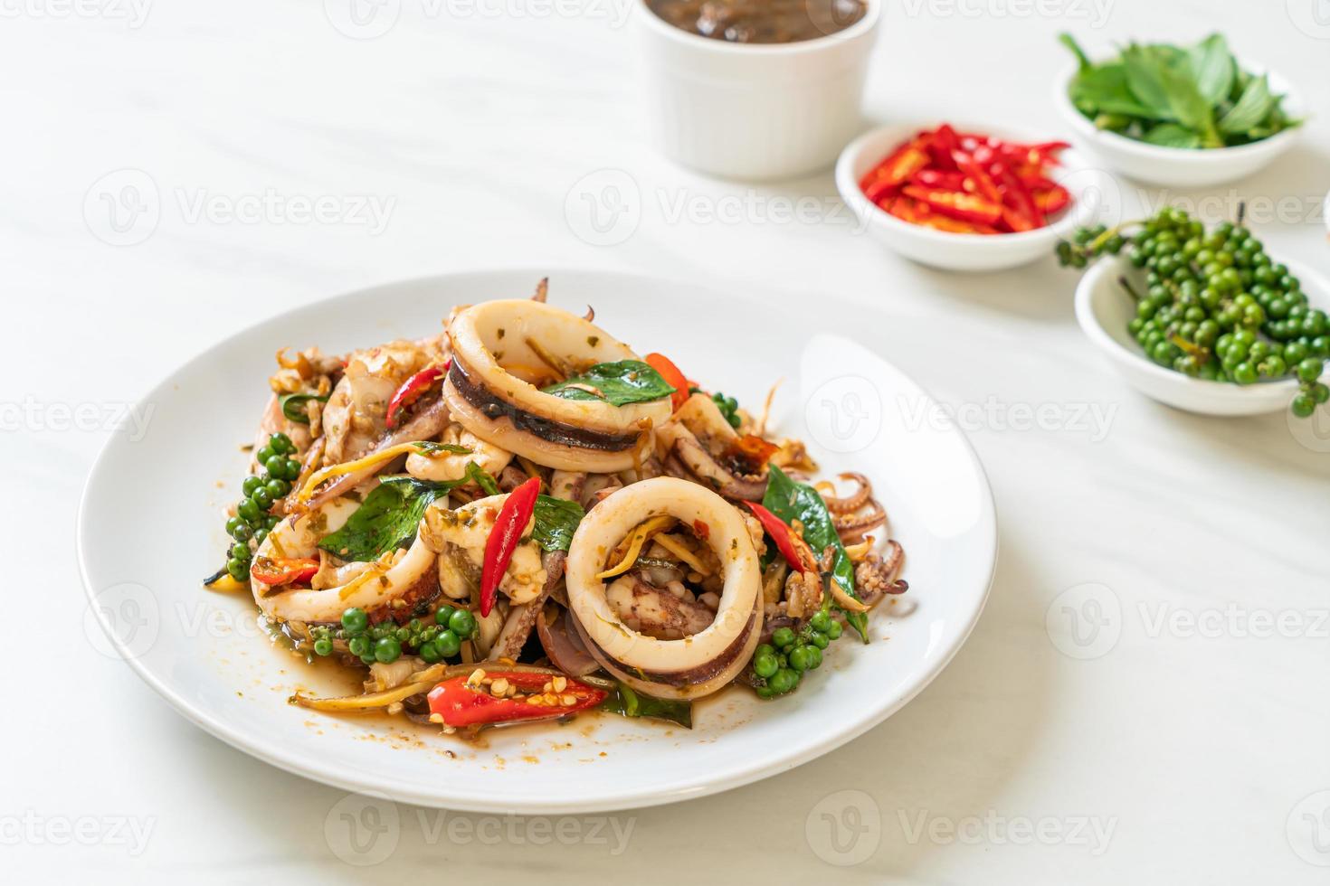 basilic sacré sauté avec poulpe ou calmar et herbes - style cuisine asiatique photo