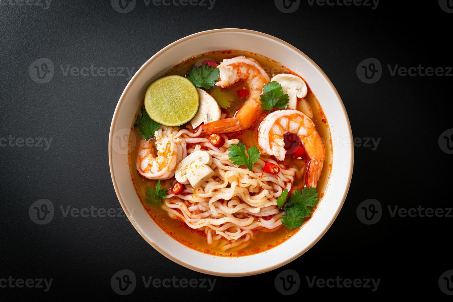 nouilles instantanées ramen dans une soupe épicée aux crevettes, ou tom yum kung - style cuisine asiatique photo