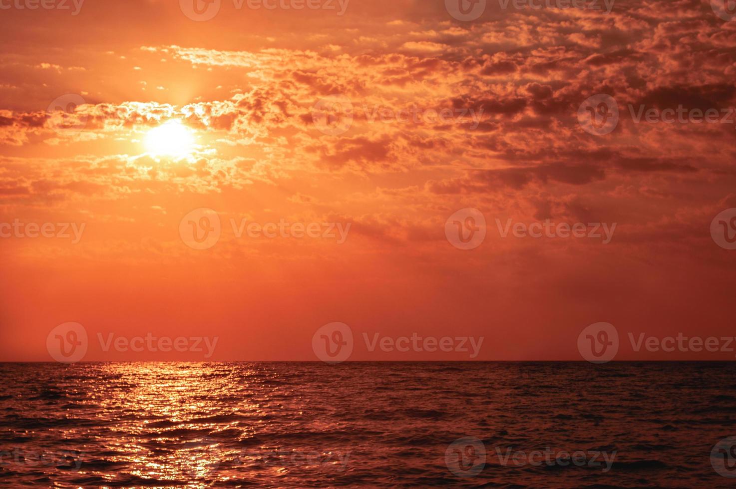 coucher de soleil d'été chaud sur la mer dans des couleurs rouges photo