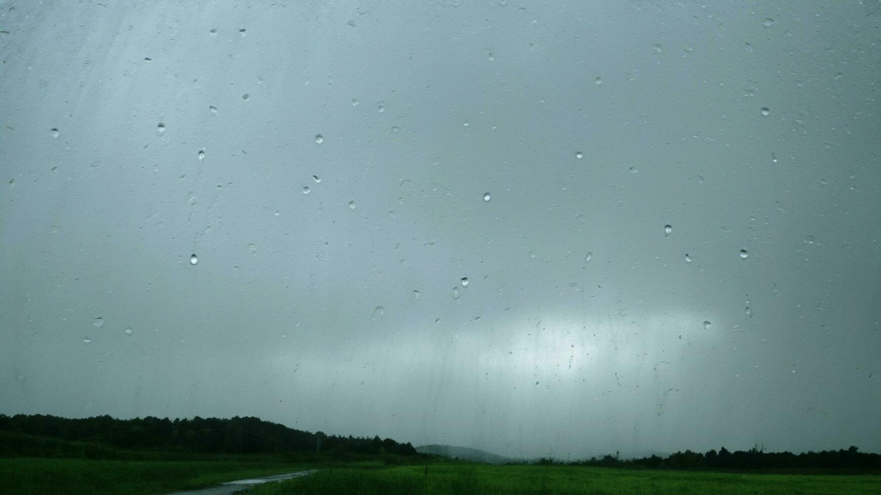 pluie des nuages et noir ciel texturé Contexte panoramique coup de pluie des nuages dans le distance pluie de le ciel noir nuage et tonnerre orage foncé ciel et mouvement des nuages avant pluvieux 3d illustration photo