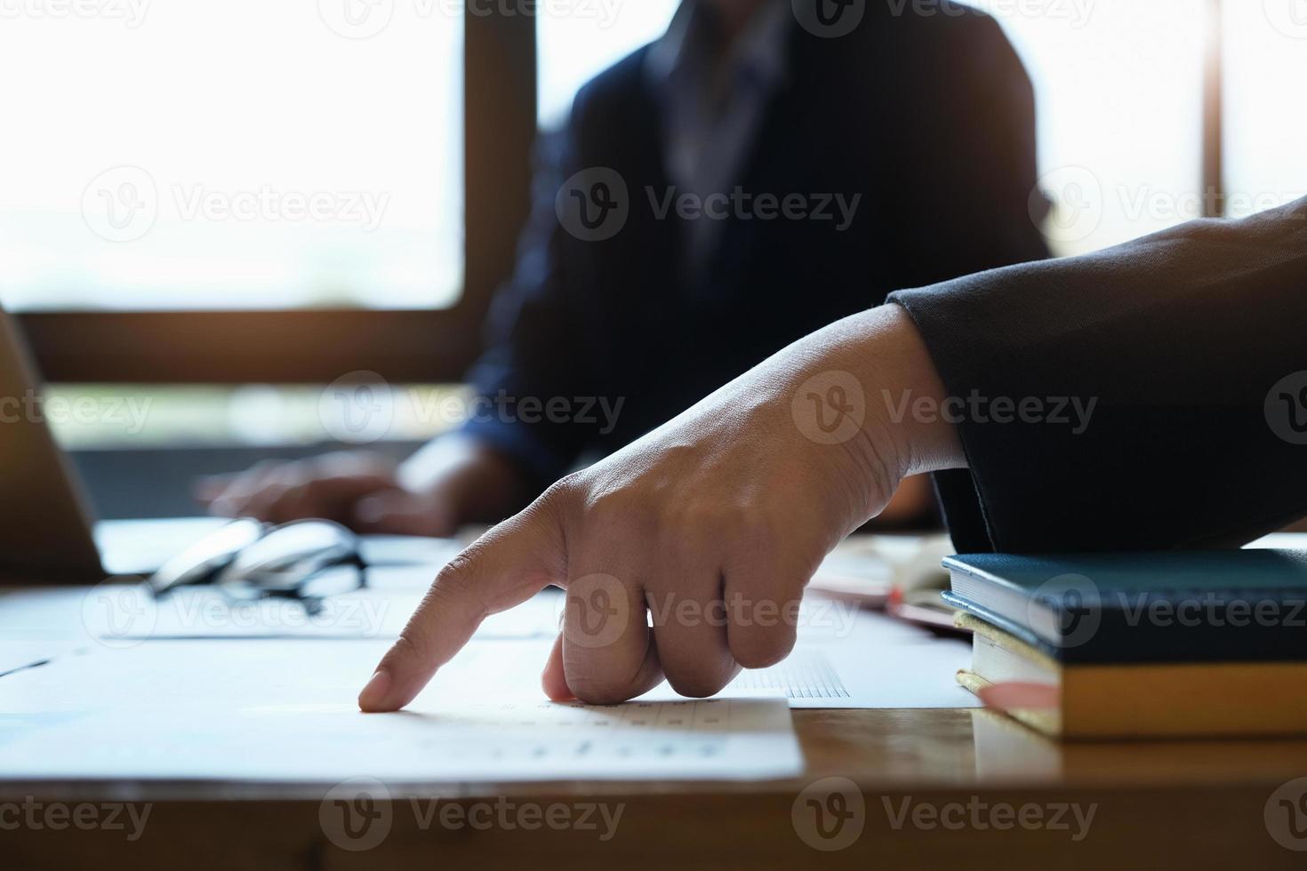 l'employé de l'entreprise a montré le document budgétaire et vérifié l'exactitude de l'investissement. photo