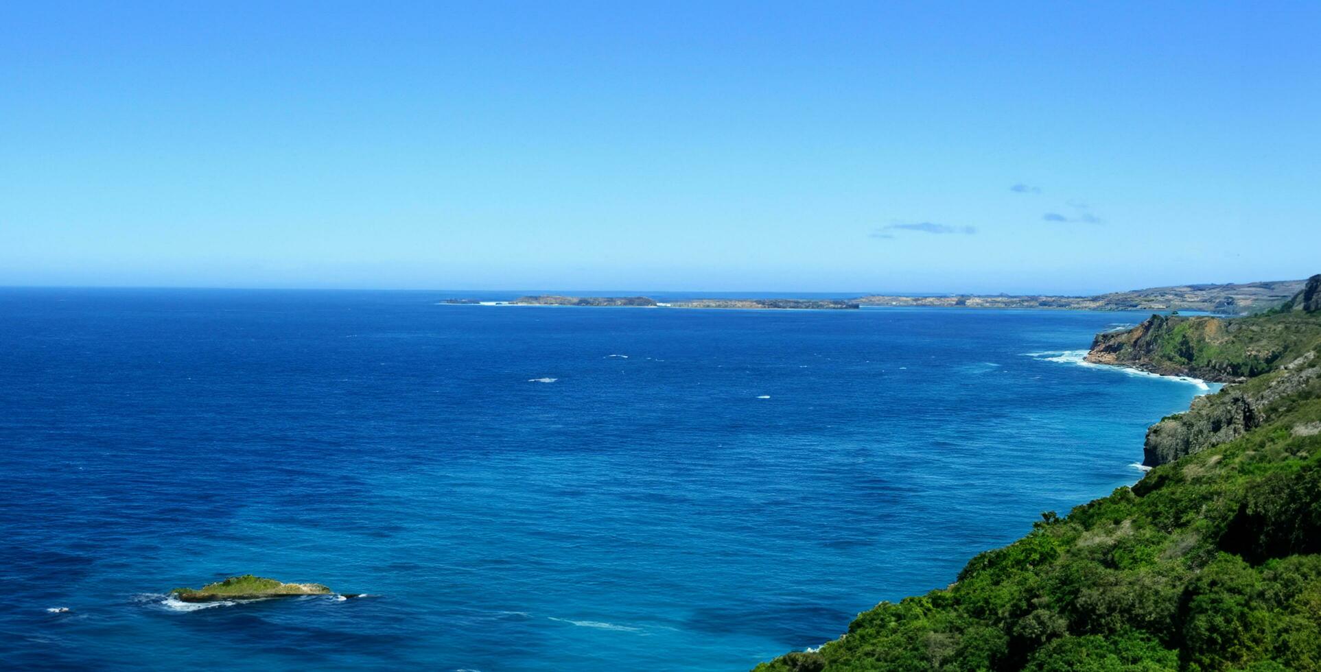 haute angle vue de littoral et collines calme mer photo