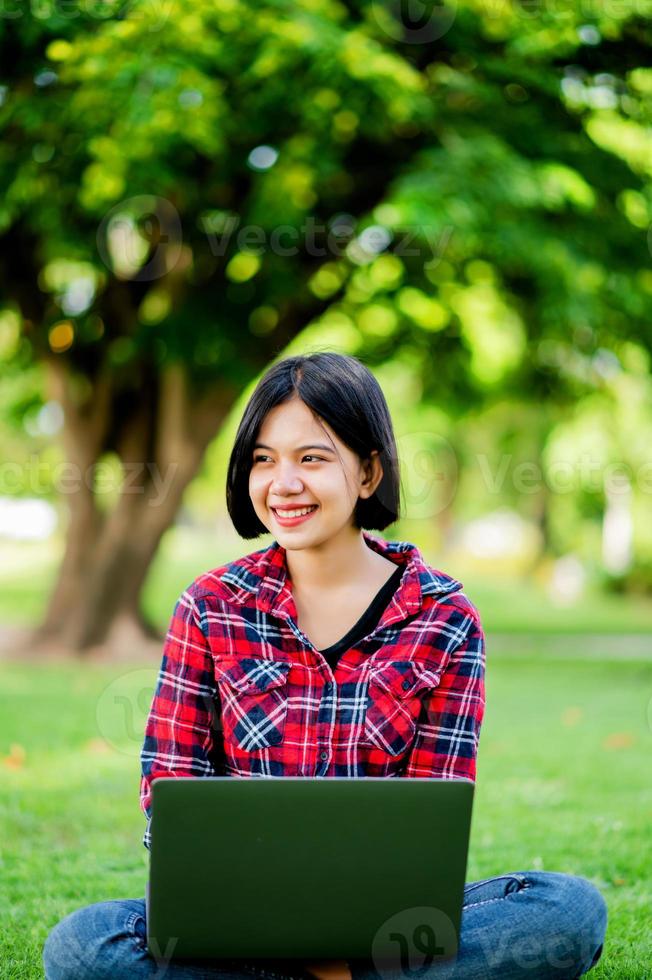 les femmes asiatiques sourient joyeusement et ordinateur portable. travail en ligne communication en ligne messagerie apprentissage en ligne concept de communication en ligne photo