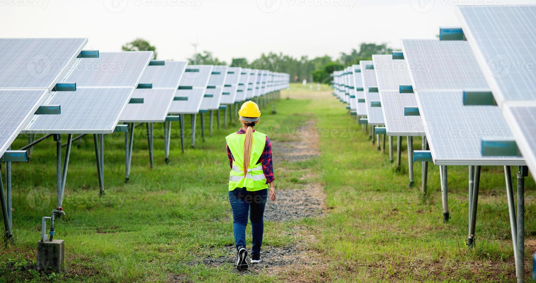 une jeune femme ingénieure en cellules solaires travaille dur. travailler dans l'énergie alternative l'énergie solaire photo