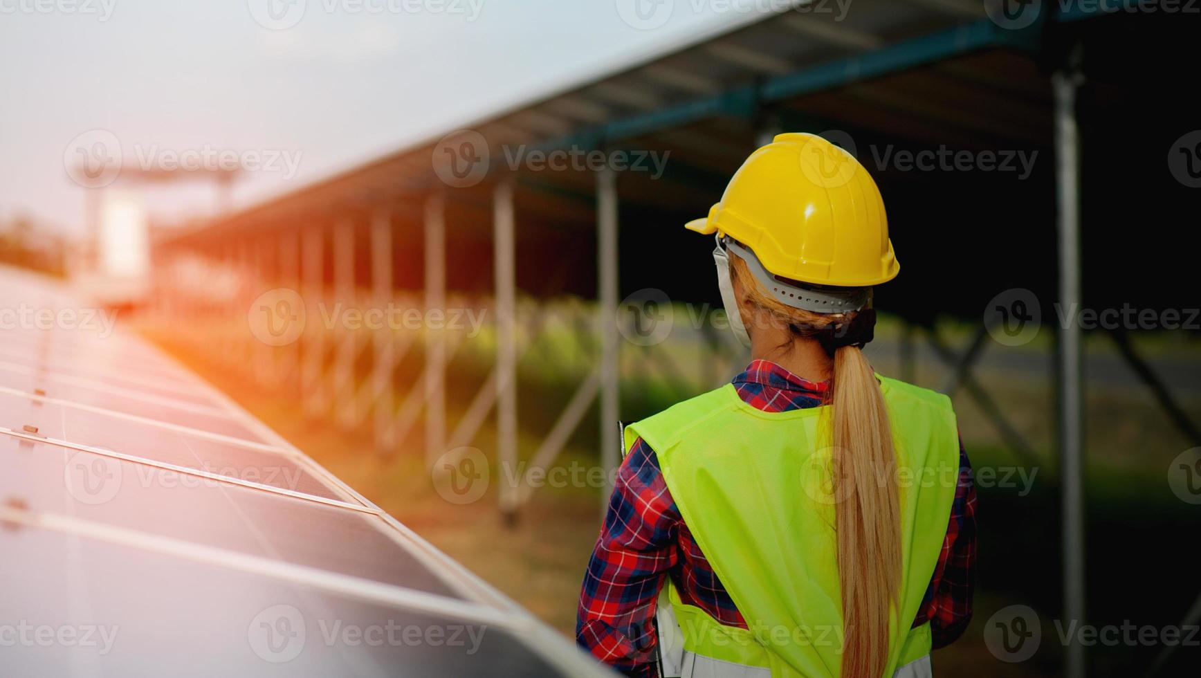 une jeune femme ingénieure en cellules solaires travaille dur. travailler dans l'énergie alternative l'énergie solaire photo