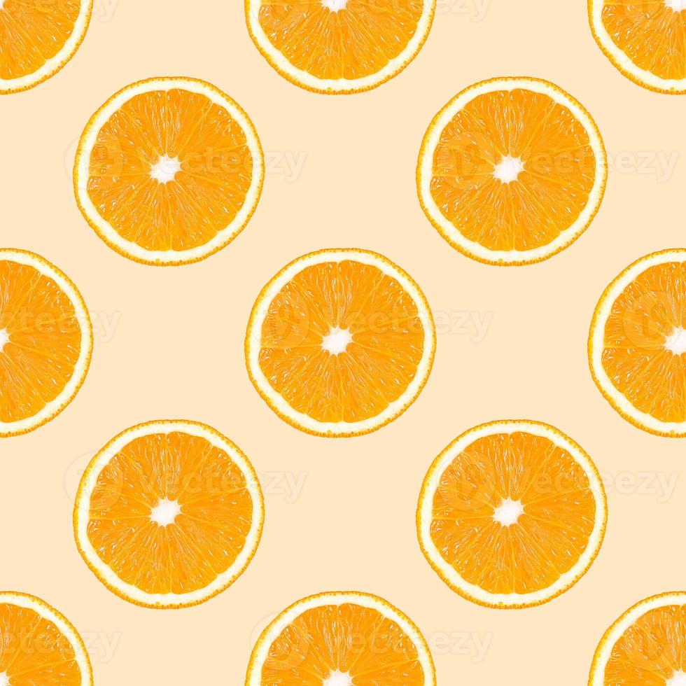 modèle sans couture fait de tranches de fruits orange sur fond beige. photo