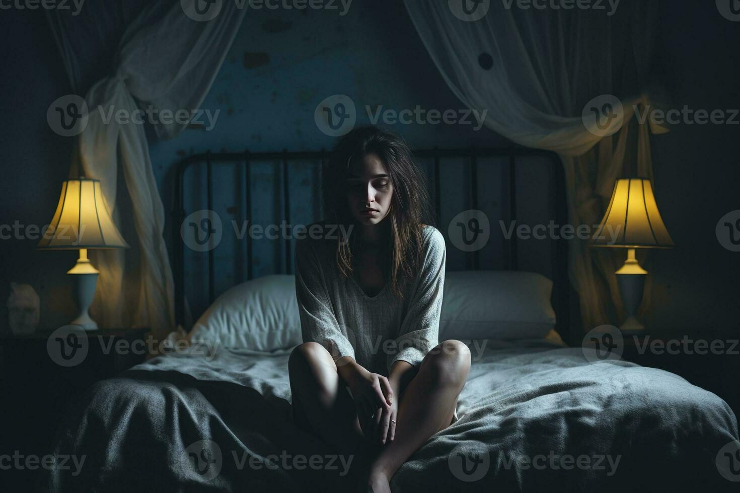 génératif par ai. triste femme Souffrance la dépression insomnie éveillé et asseoir seul sur le lit dans le chambre à coucher. sexuel harcèlement et la violence contre femmes, santé concept. photo