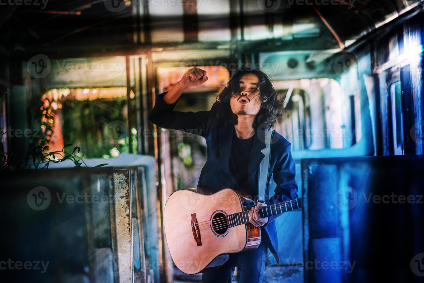 homme jouant de la guitare rock tellement excité divertissement musical, homme joue de la guitare dans le train photo