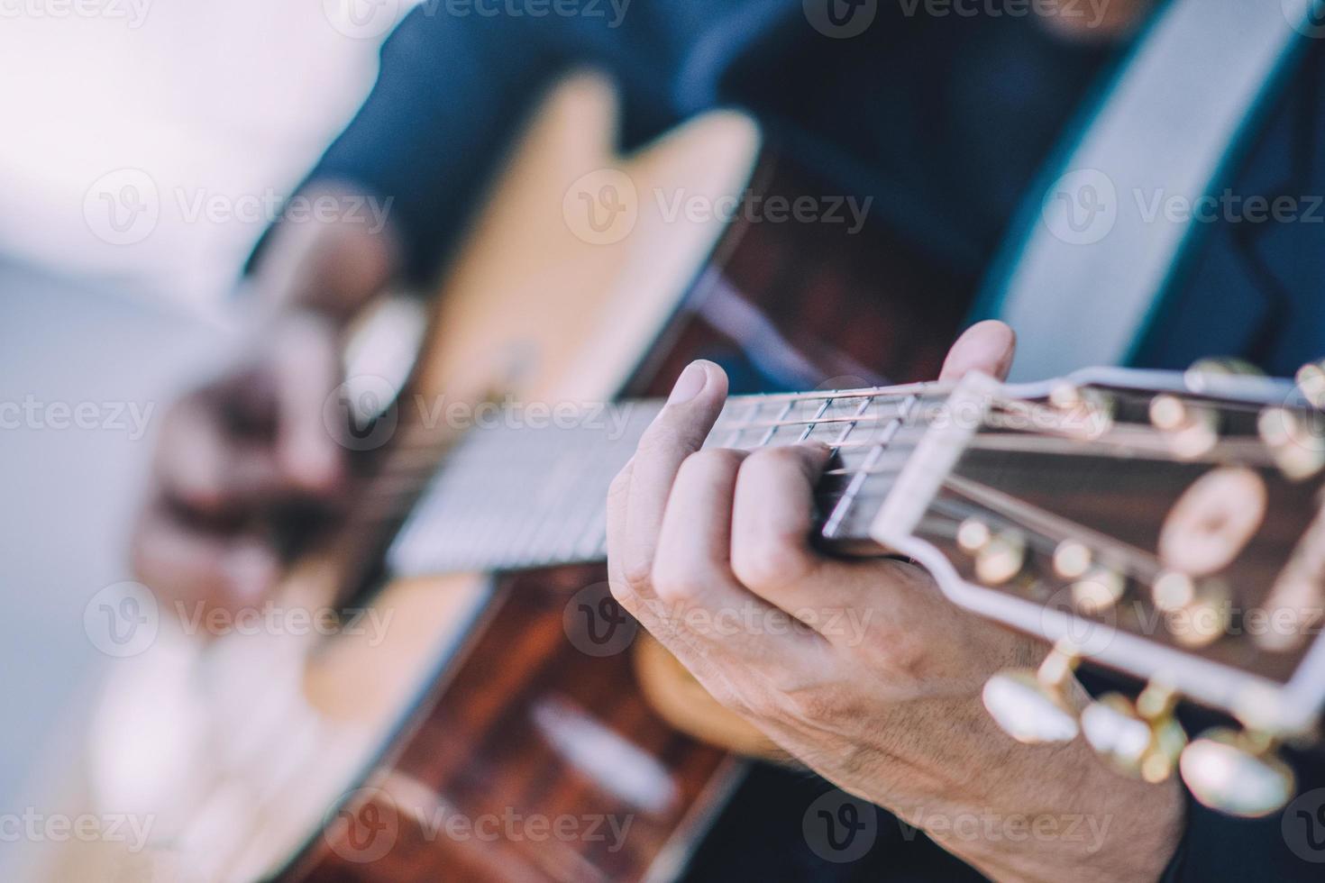 gros plan main jouant de la guitare photo