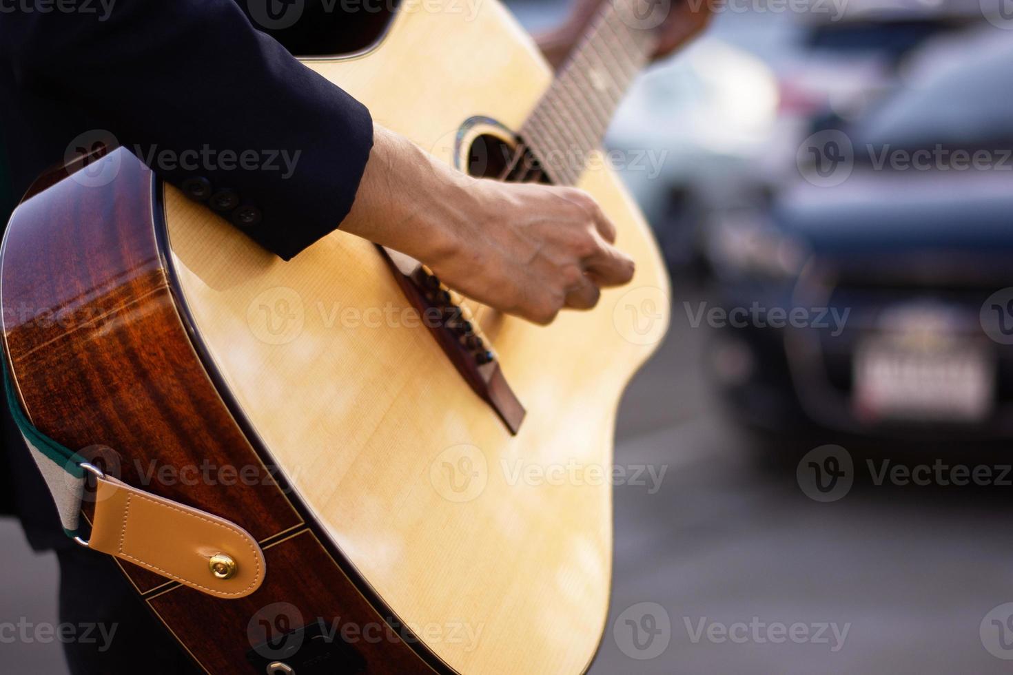 gros plan main jouant de la guitare acoustique attraper des accords de guitare photo