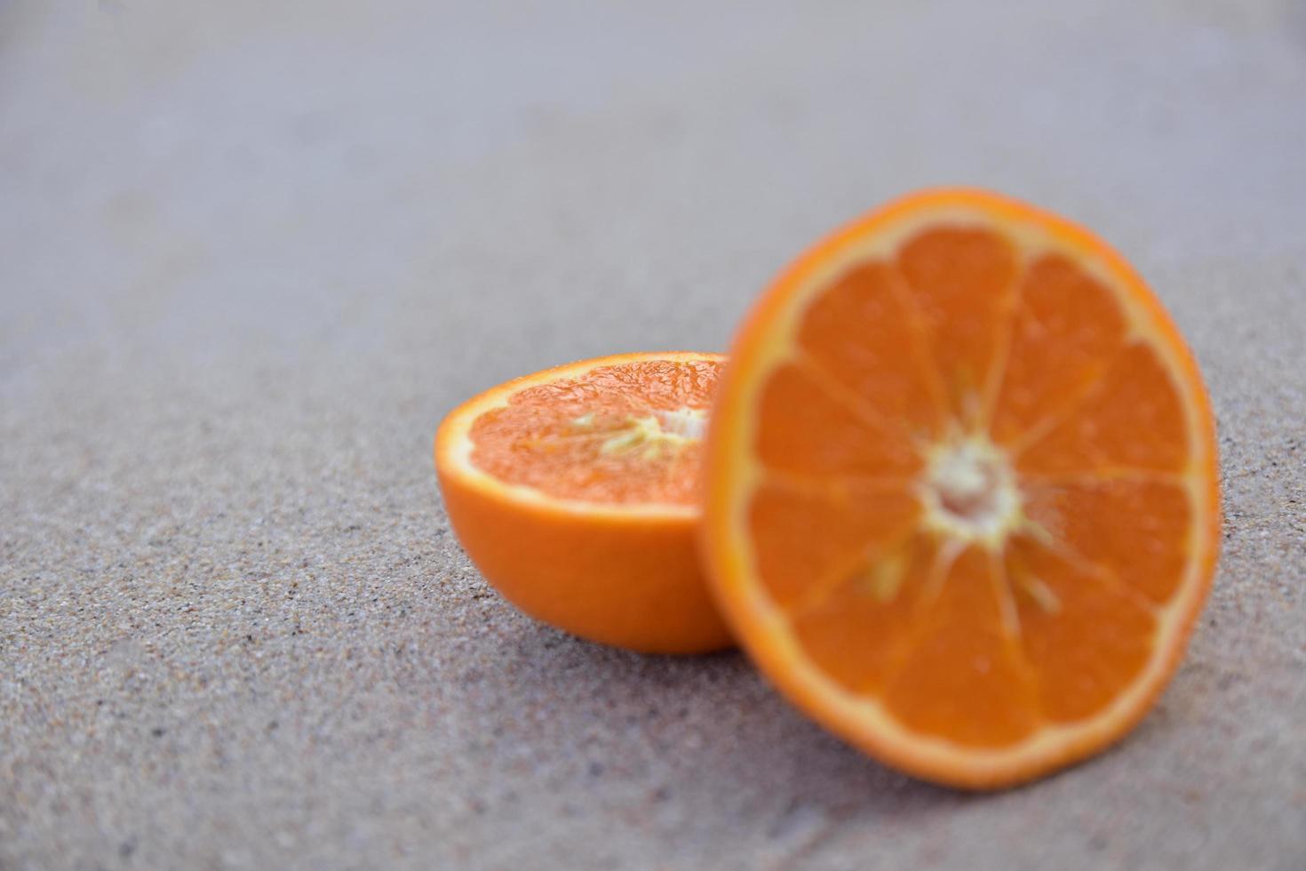orange est sur fond de vue sur la mer plage, concept de vacances d'été photo