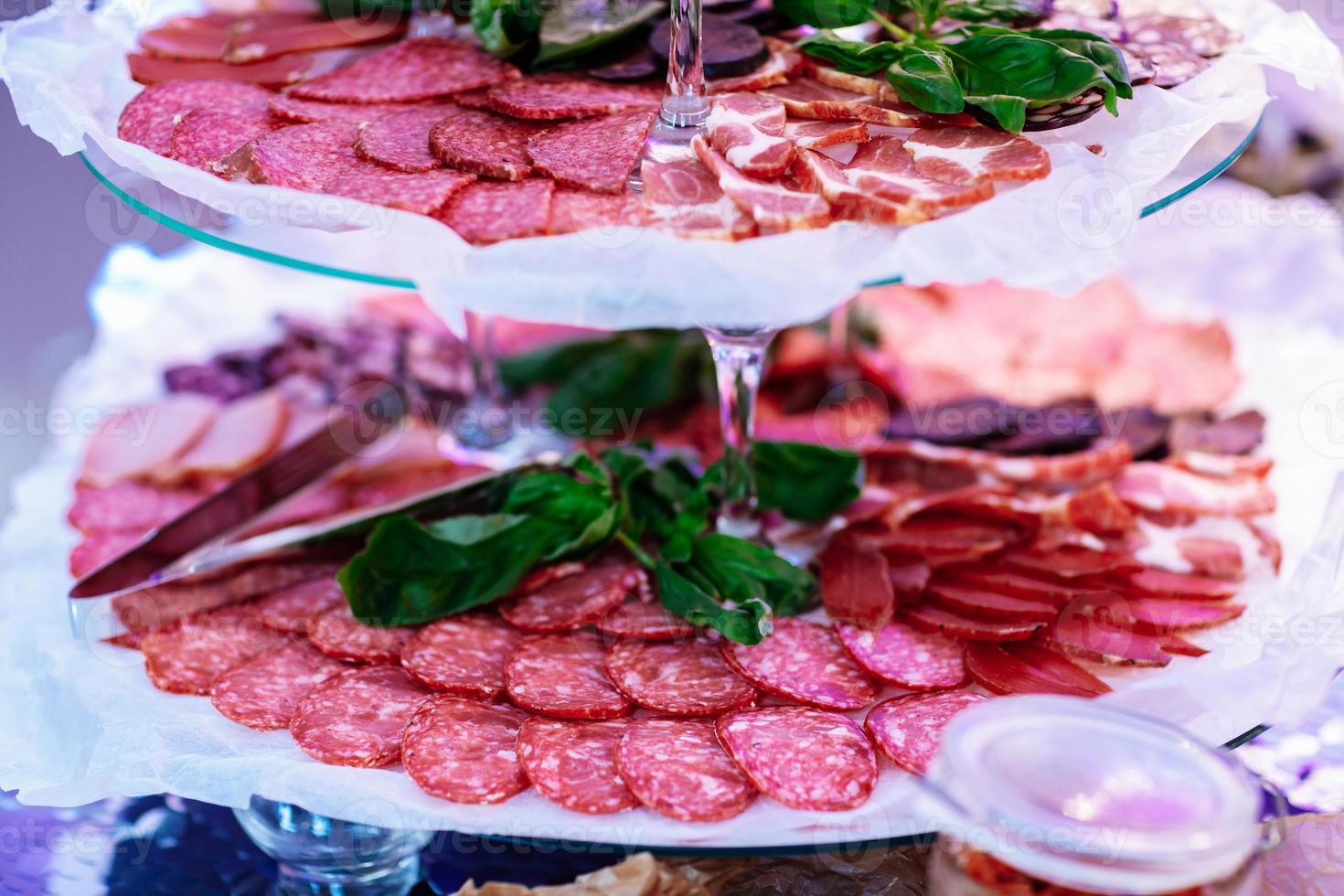 assiette double avec saucisse, pain de viande et légumes verts lors d'un banquet de mariage photo