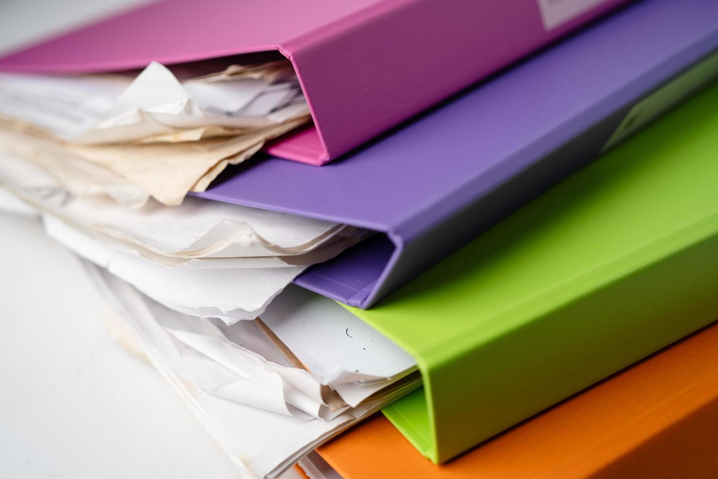 Pile de reliure de dossier de fichiers de plusieurs couleurs sur une table au bureau. photo